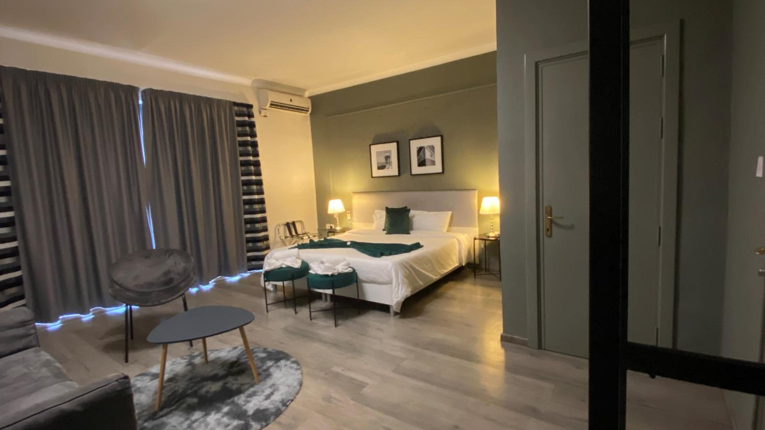 Superior Twin Room with Sea View - Photo 12