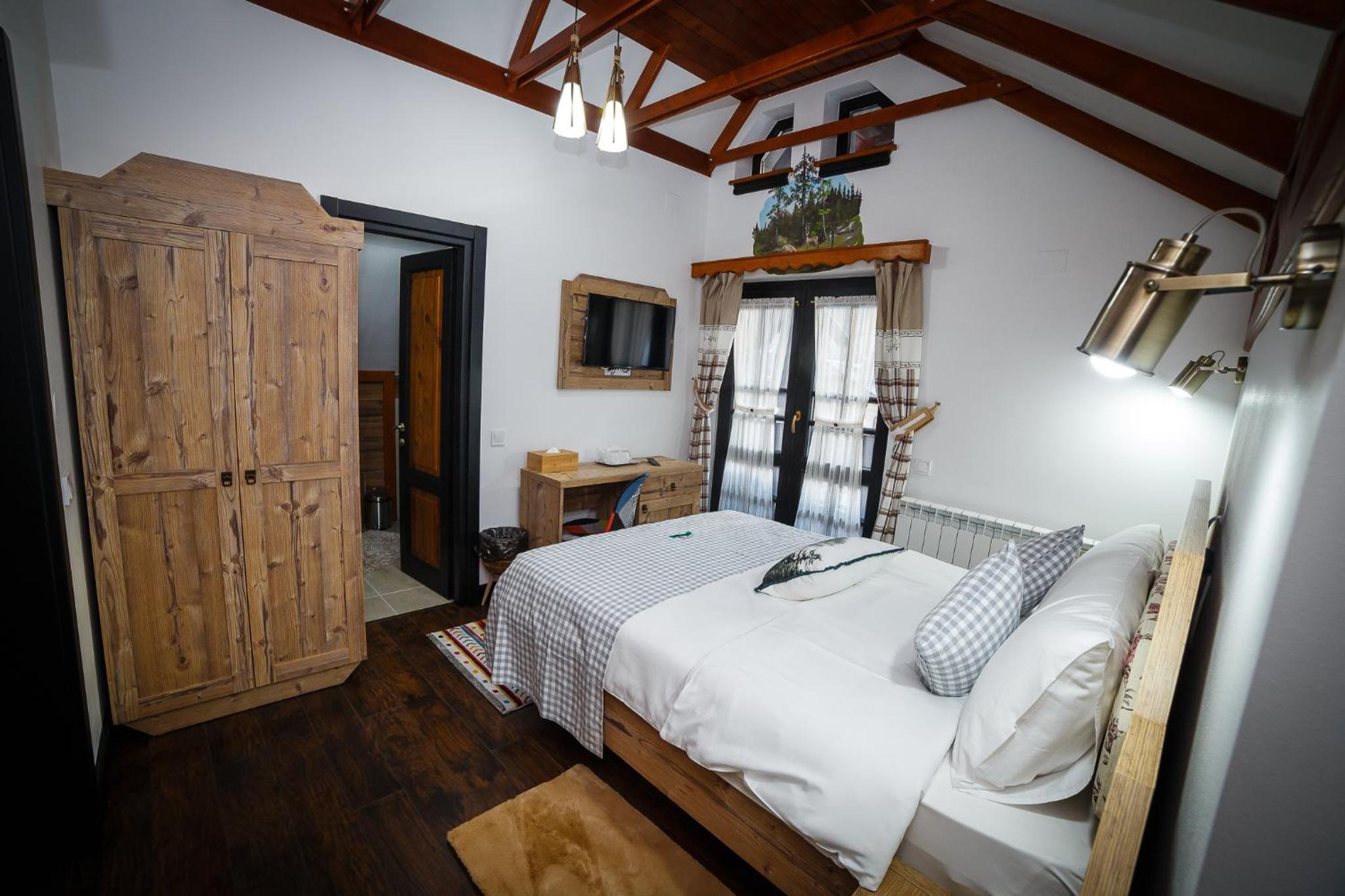 Deluxe Double Room with Balcony photo 3