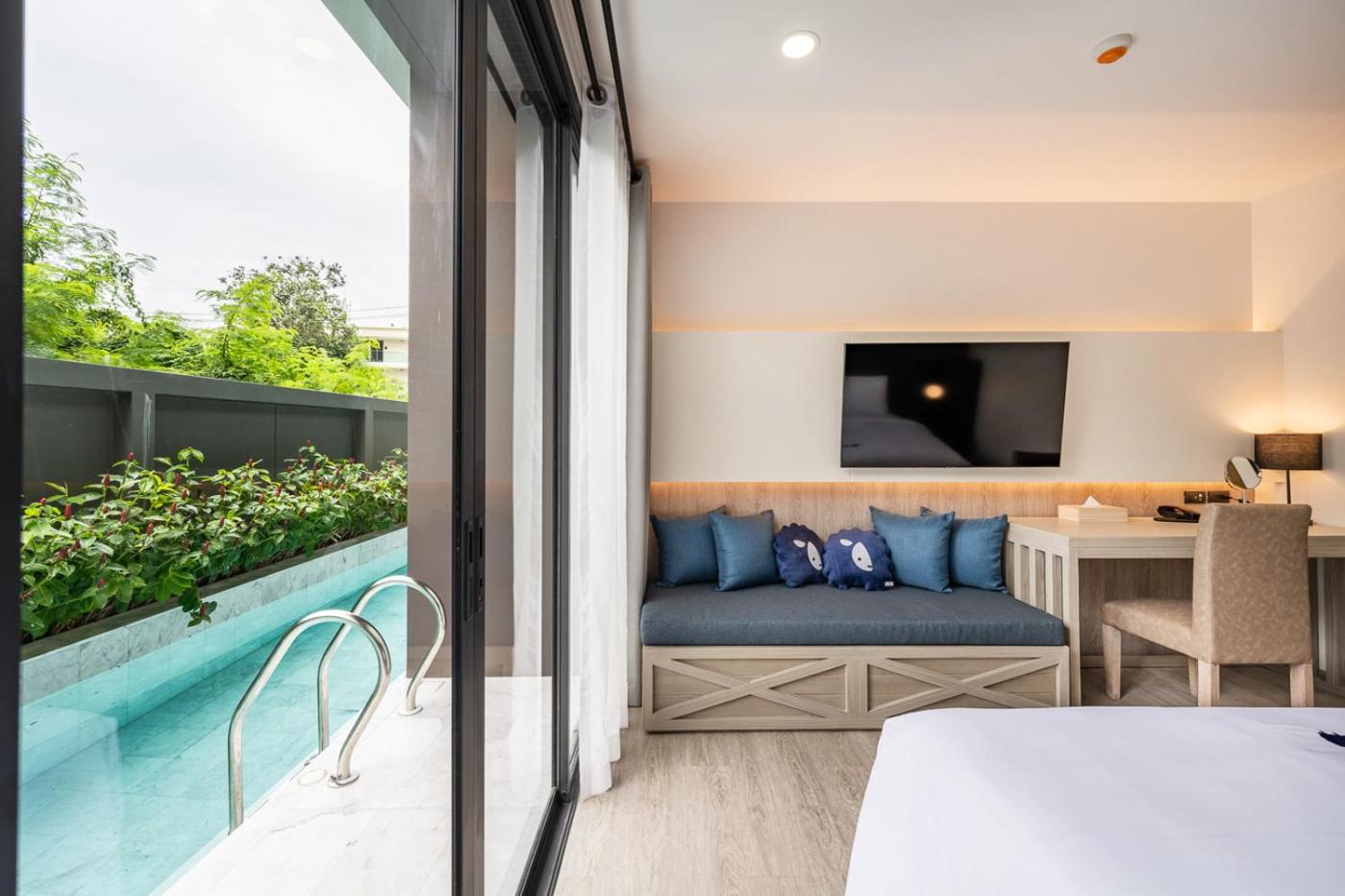 Deluxe Double Room with Pool Access - Photo 8