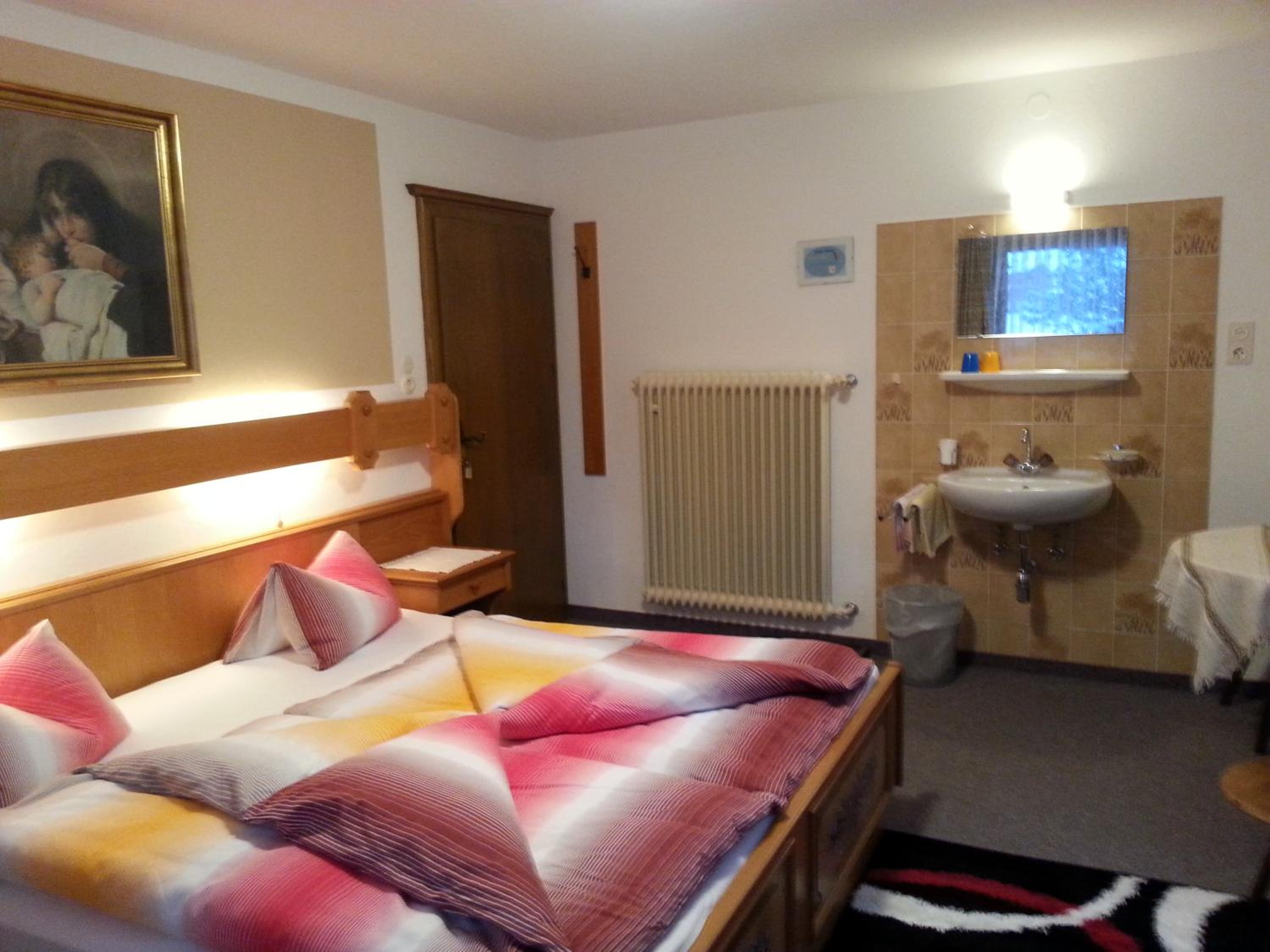 Basic Triple Room with Shared Bathroom photo 3