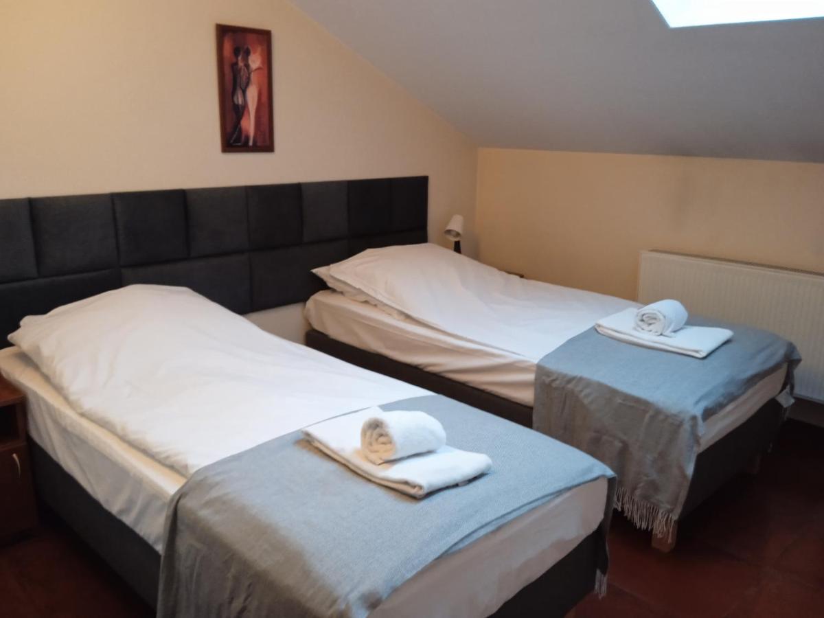 Twin Room - Photo 2