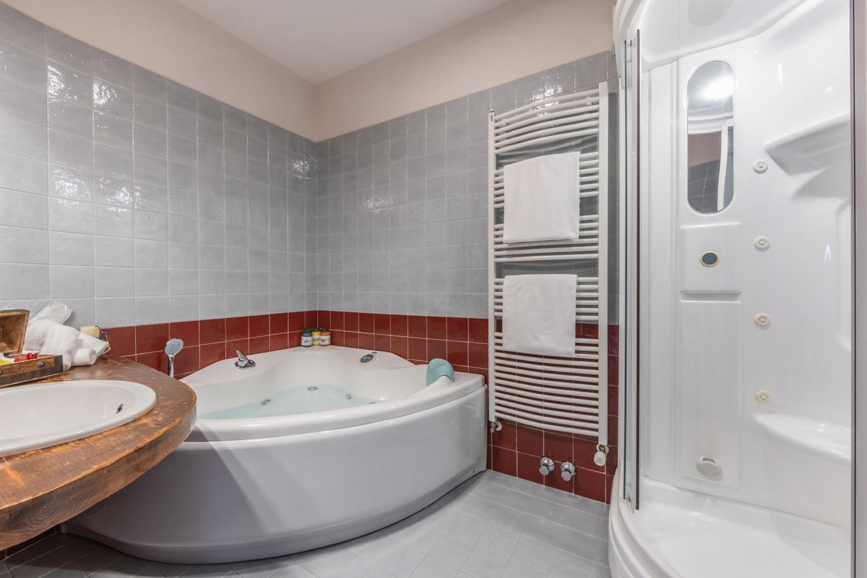 King Suite with Spa Bath - Photo 27