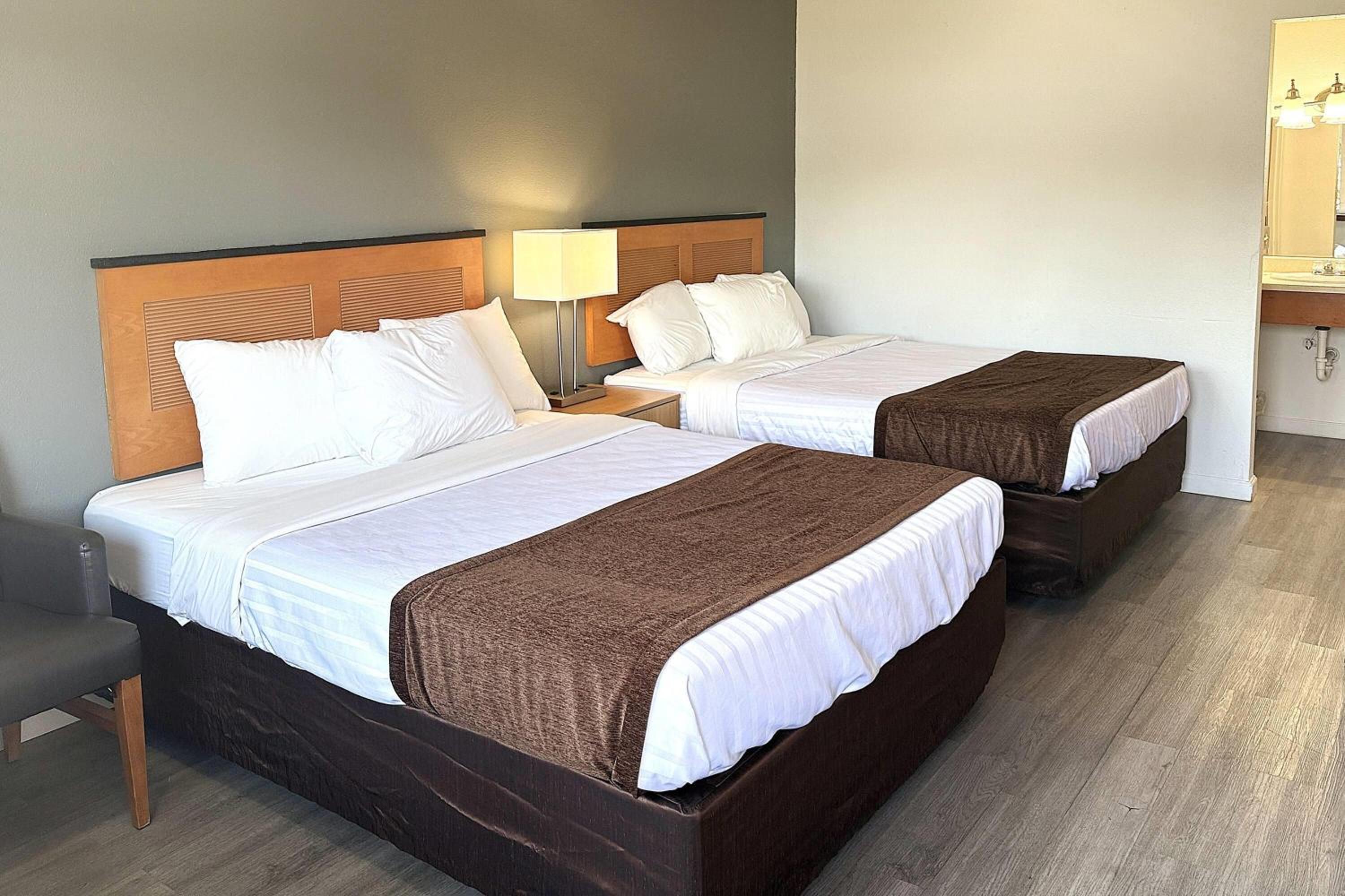 Queen Room with Two Queen Beds - Non-Smoking photo 1