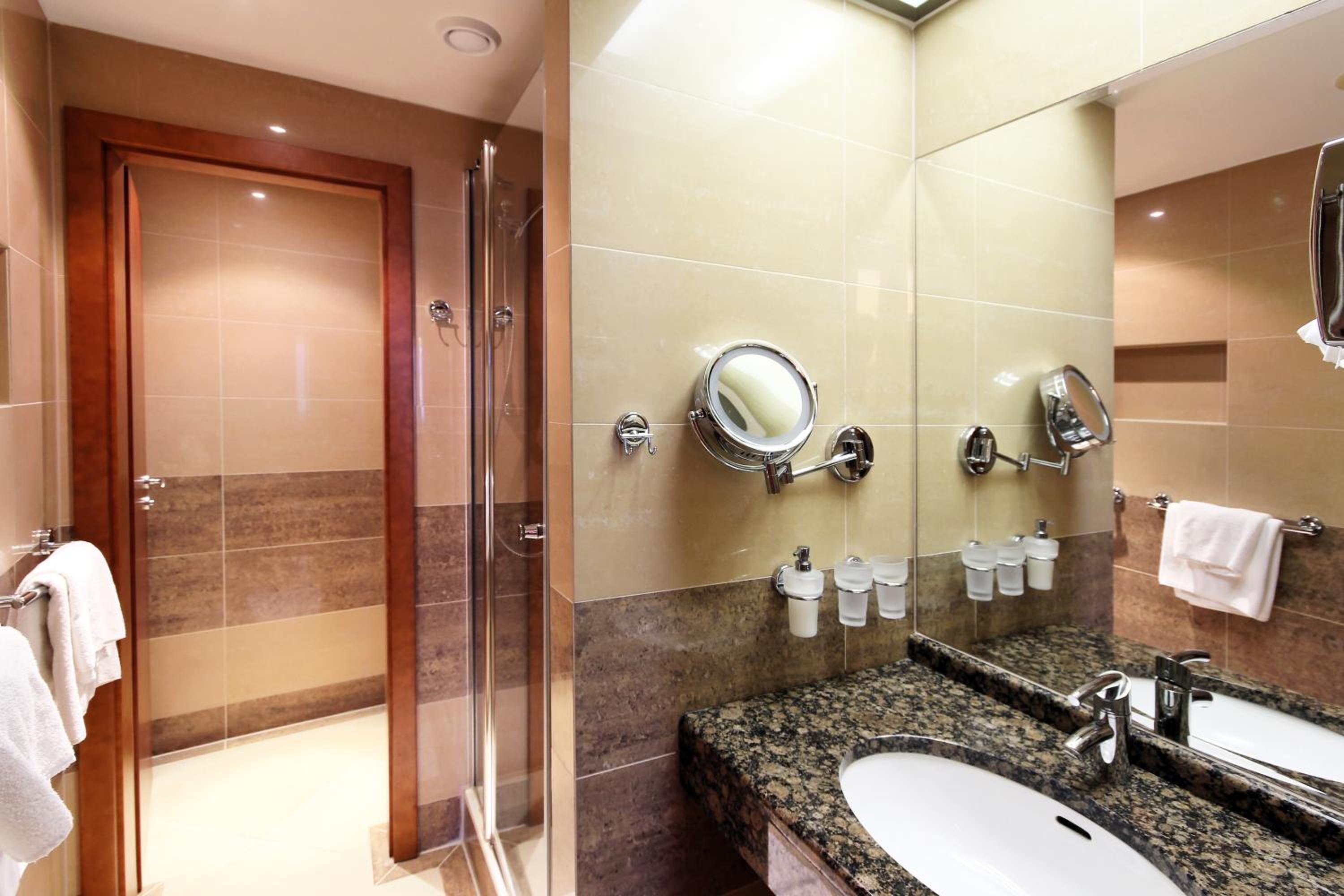 Deluxe Double or Twin Room - Photo 4