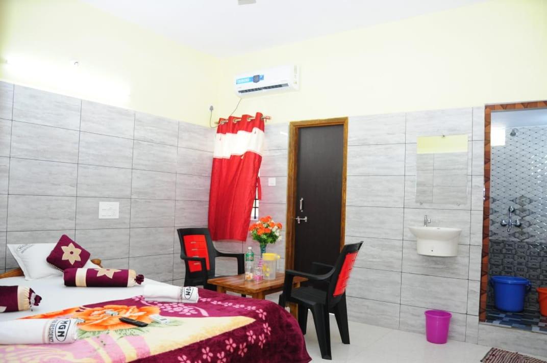 Deluxe Double Room with Balcony - Photo 13