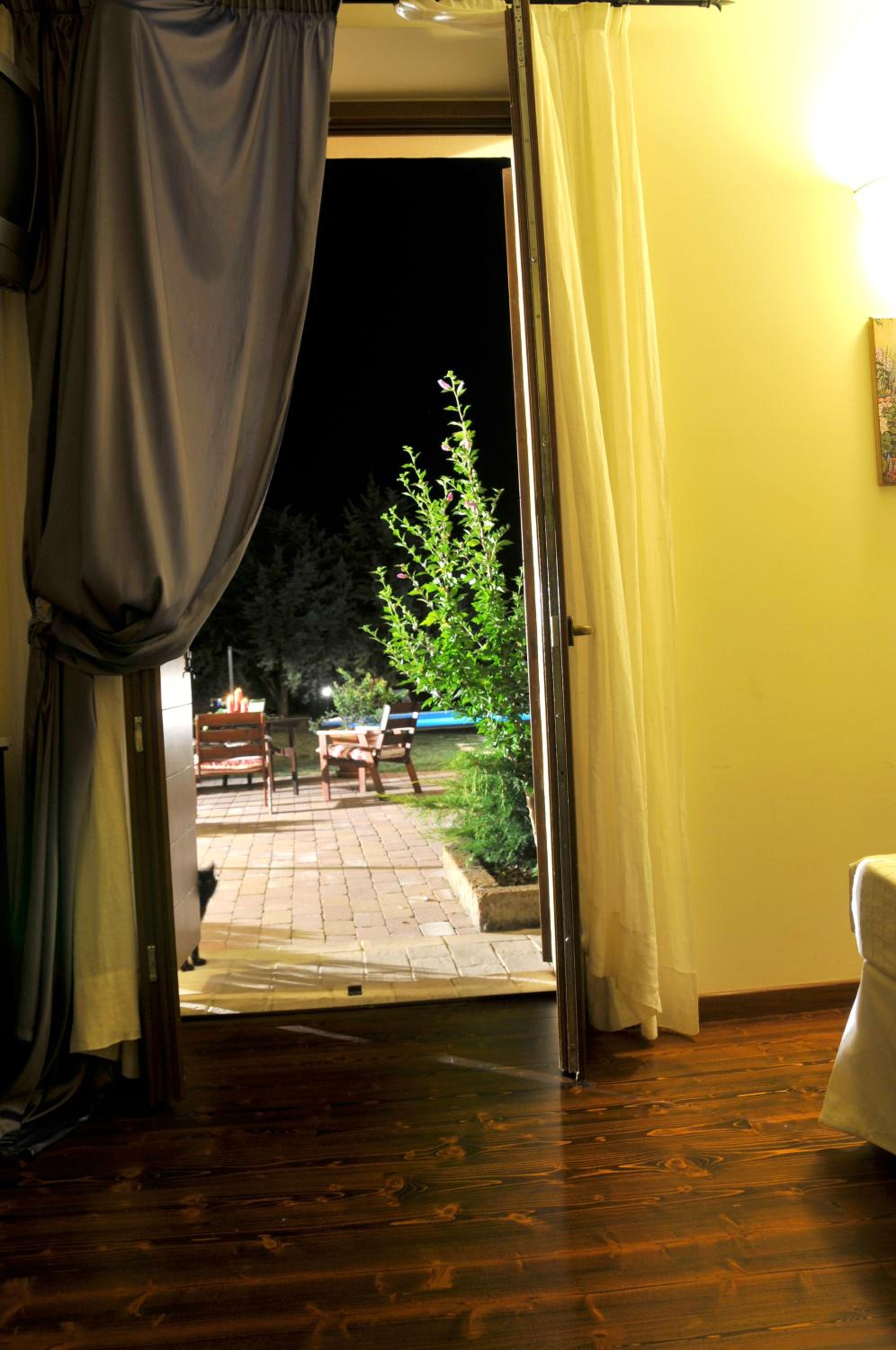 Seven-Bedroom House photo 2