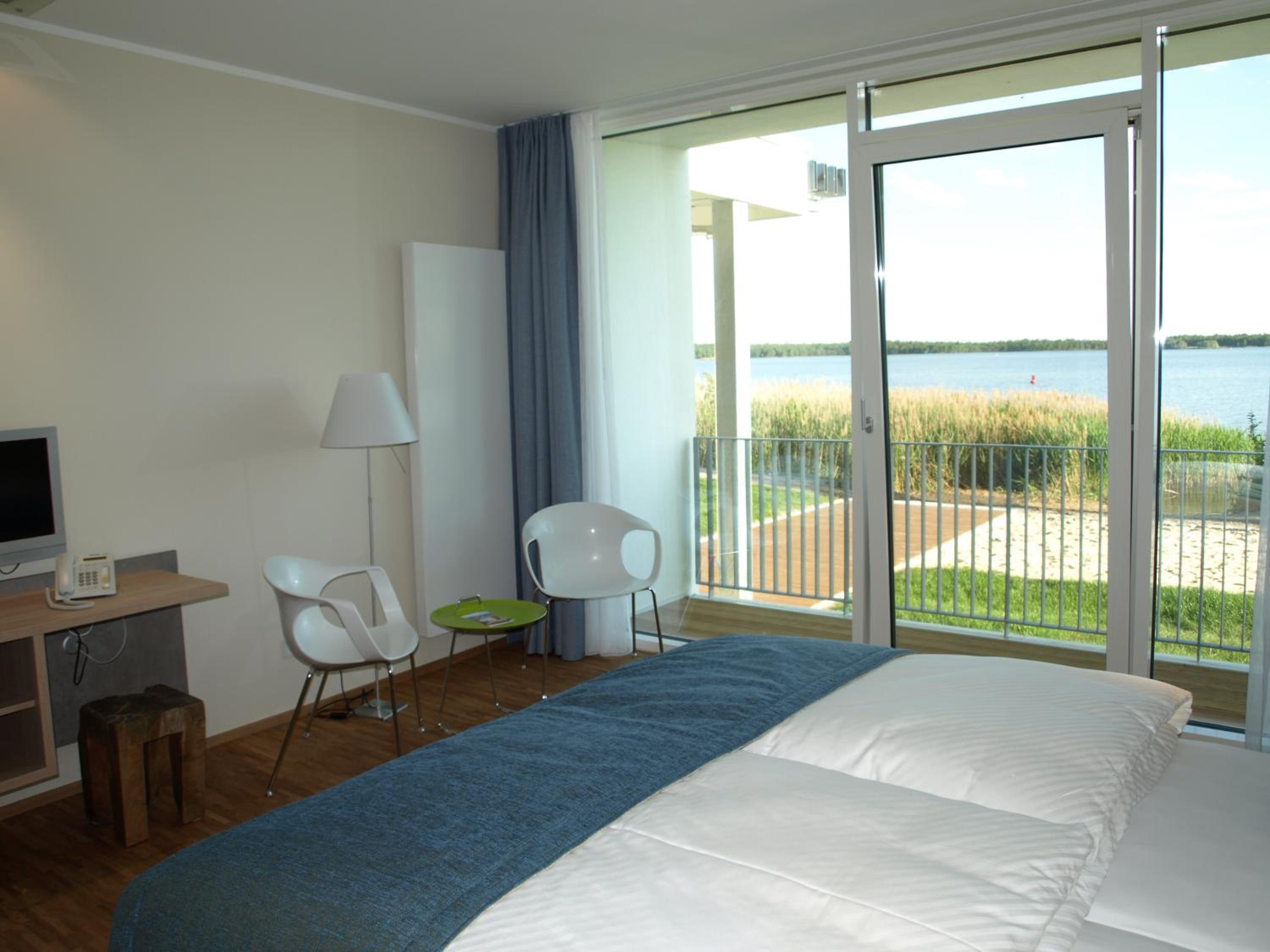 Premium Double Room With Lake View photo 2