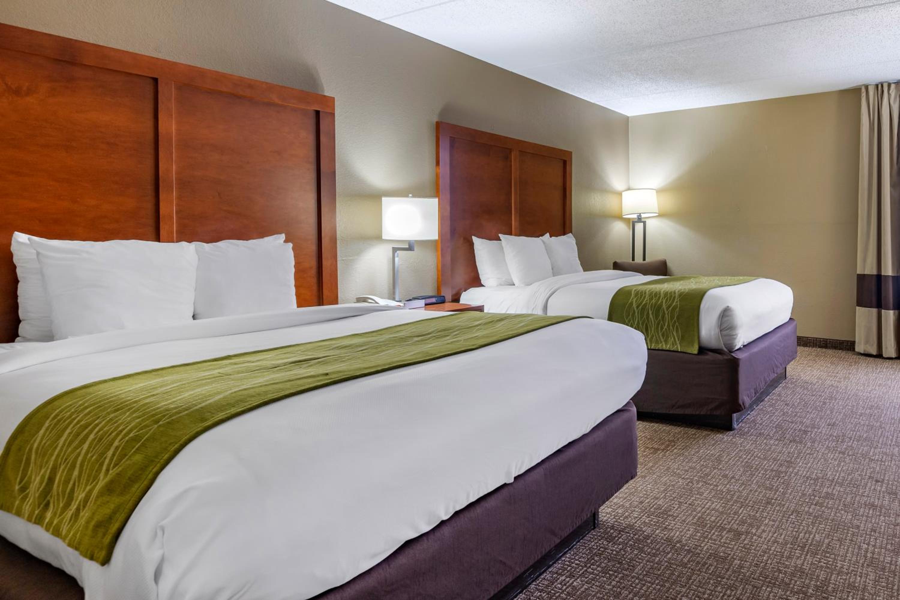 Queen Room with Two Queen Beds - Non-Smoking - Photo 2