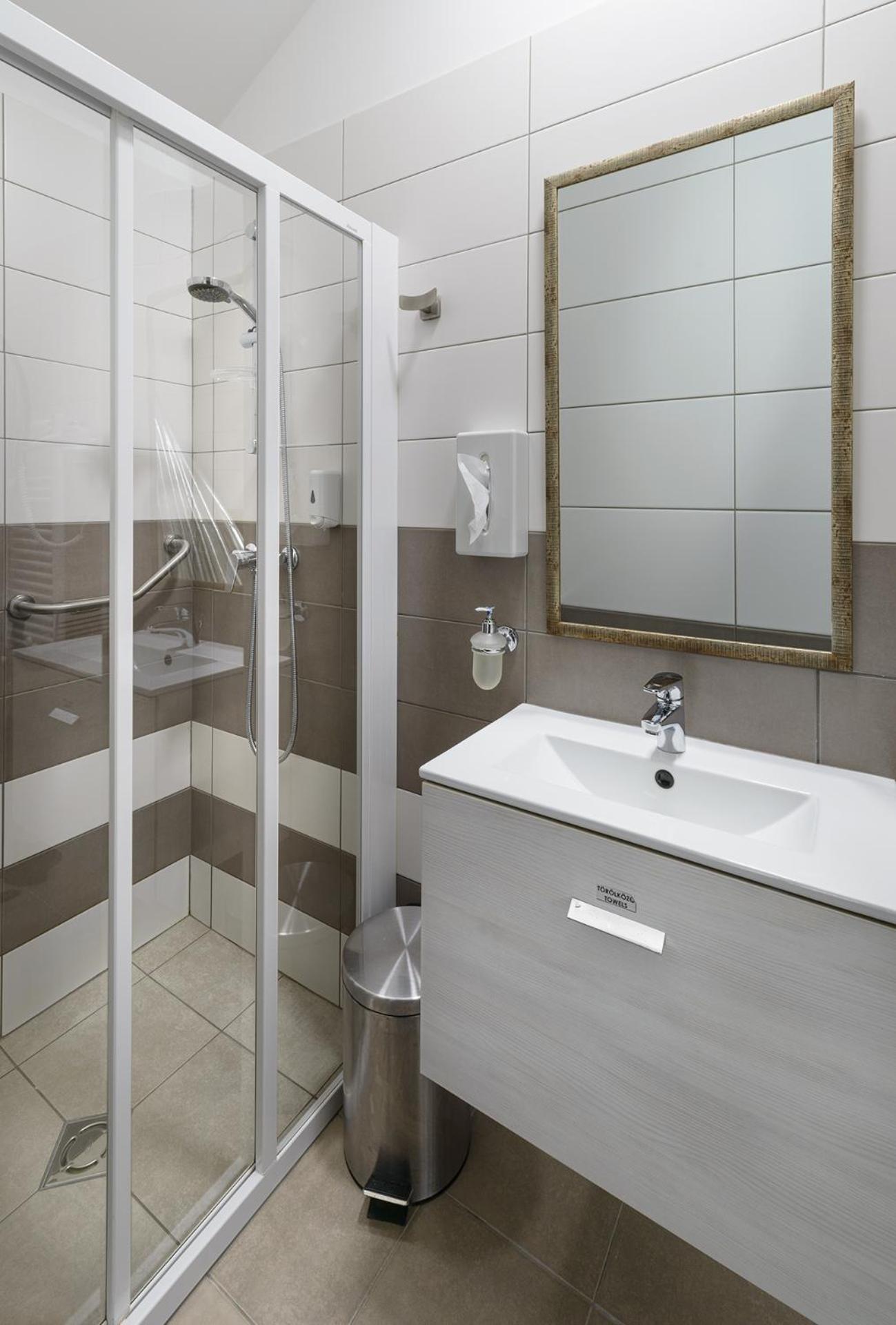 Standard Double or Twin Room - Photo 7