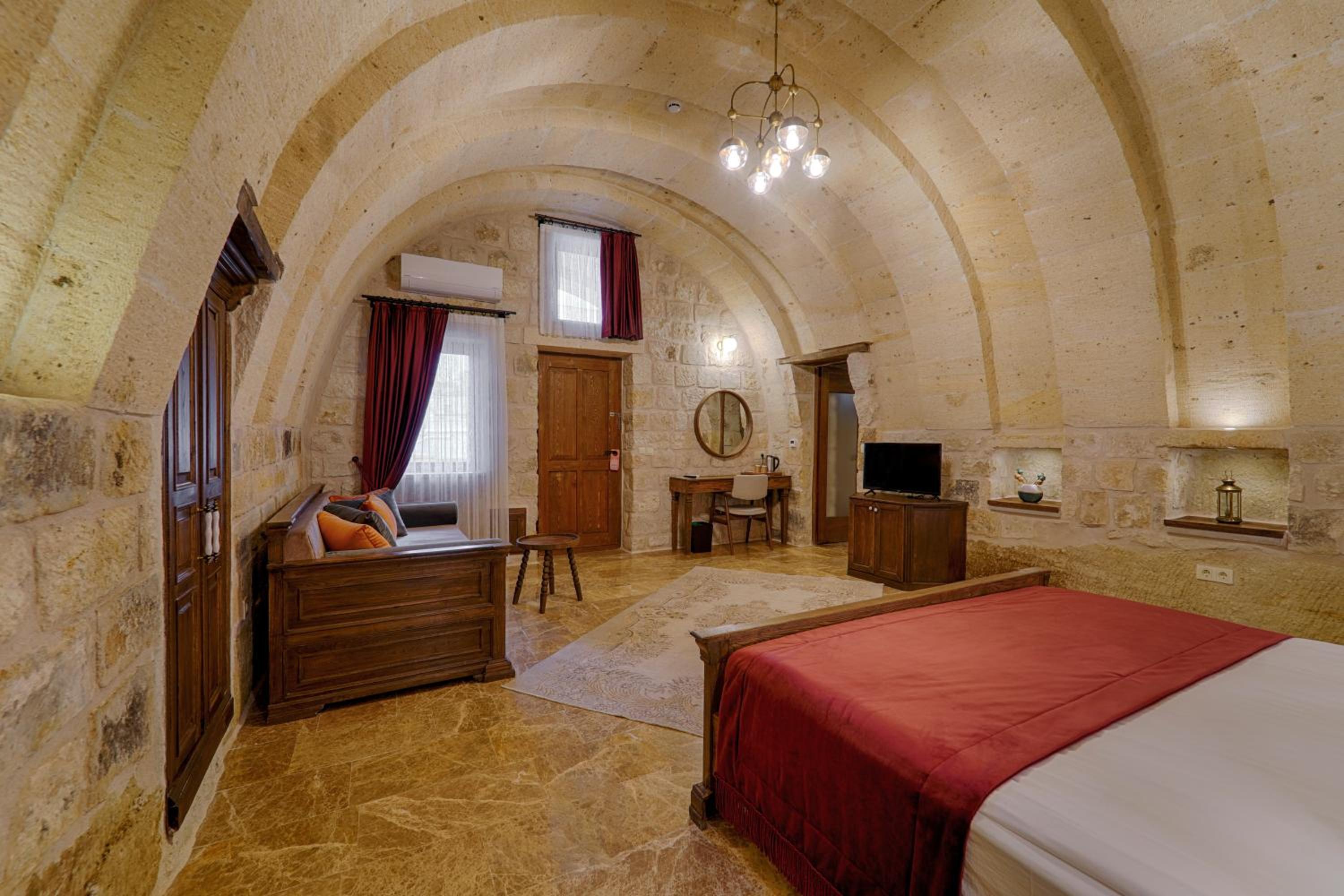 Queen Suite - Photo 1