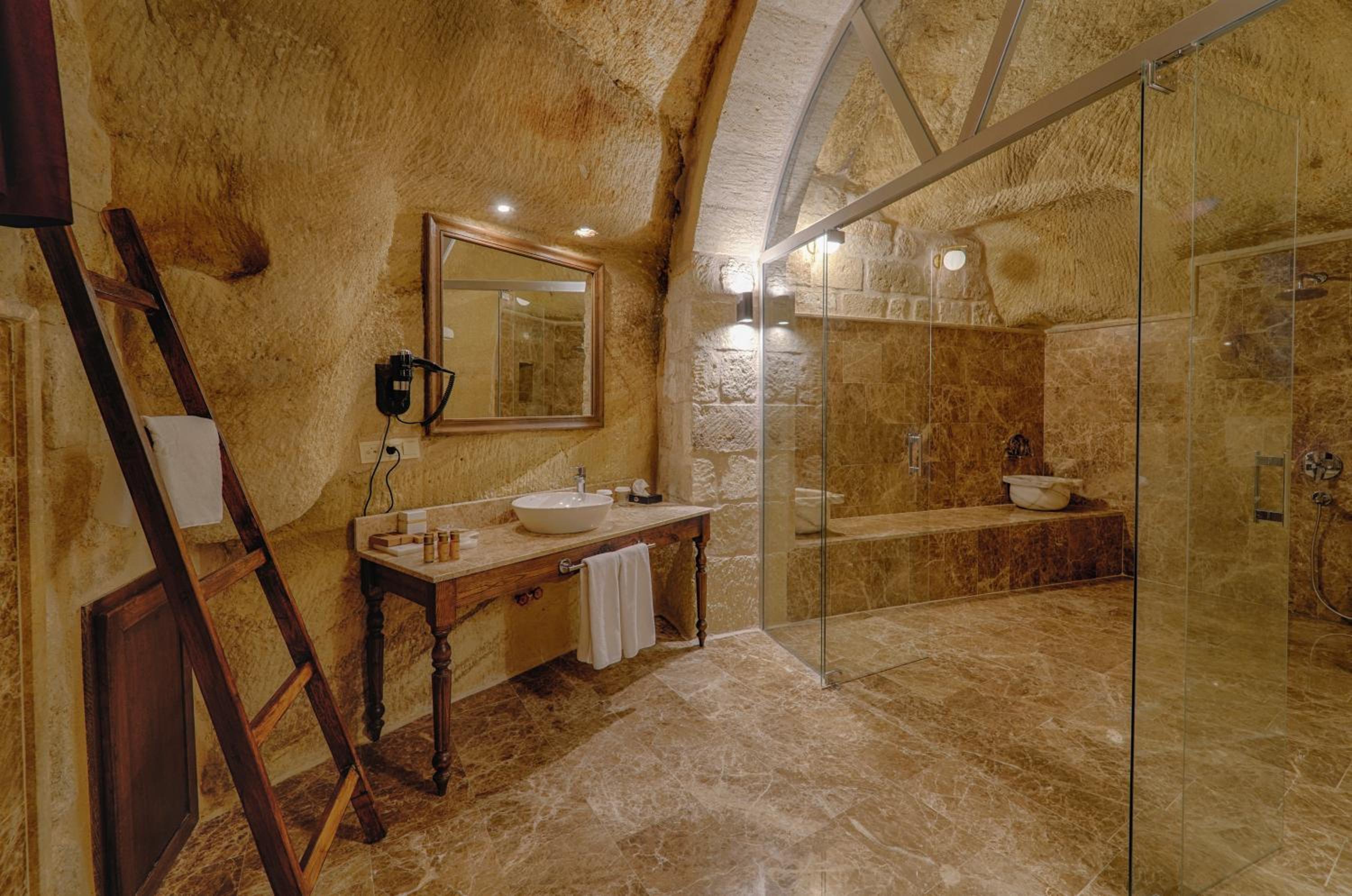 Queen Suite - Photo 9