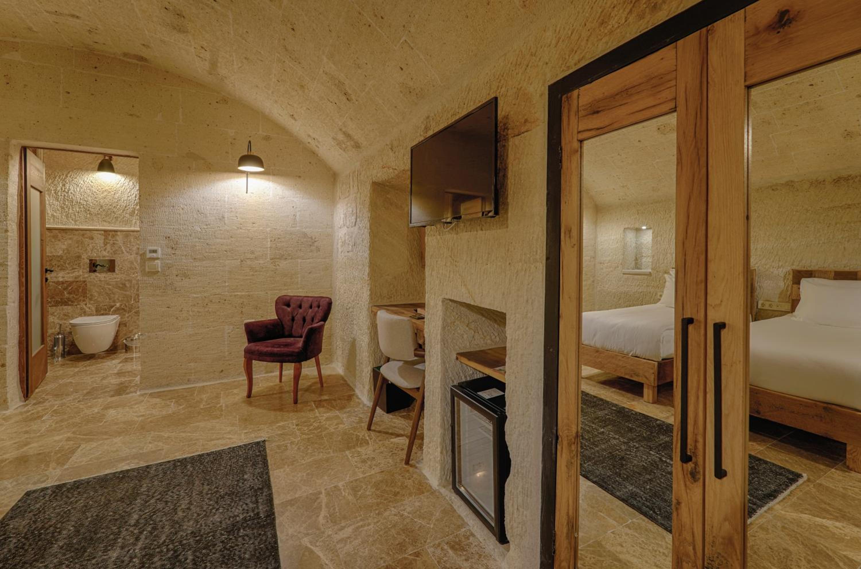 Deluxe Room - Photo 12