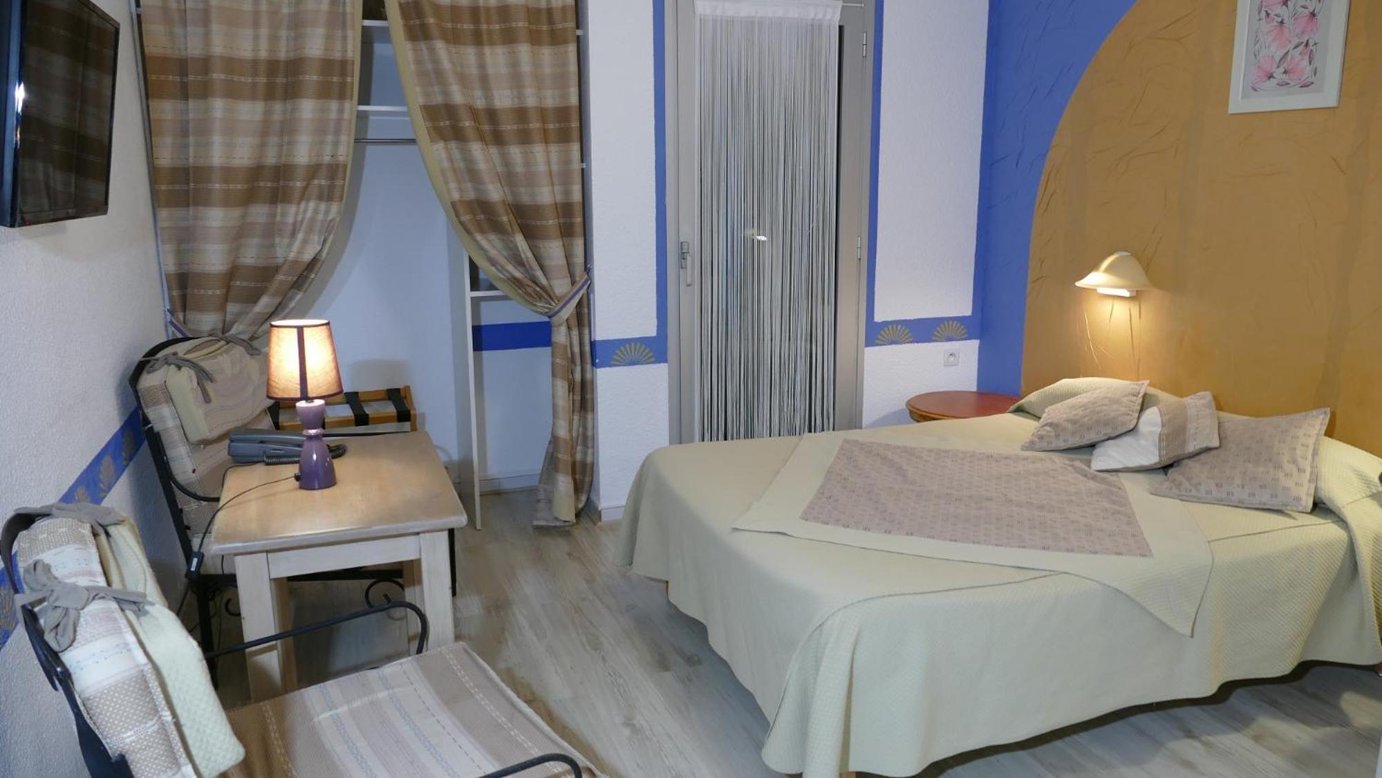 Double Or Twin Room With Balcony - Street Side photo 2
