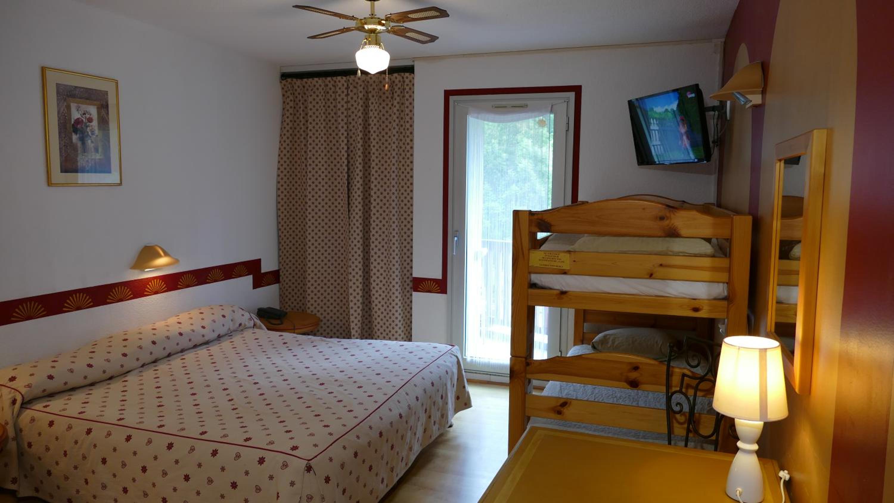 Family Room With Bunk Bed - Street Side