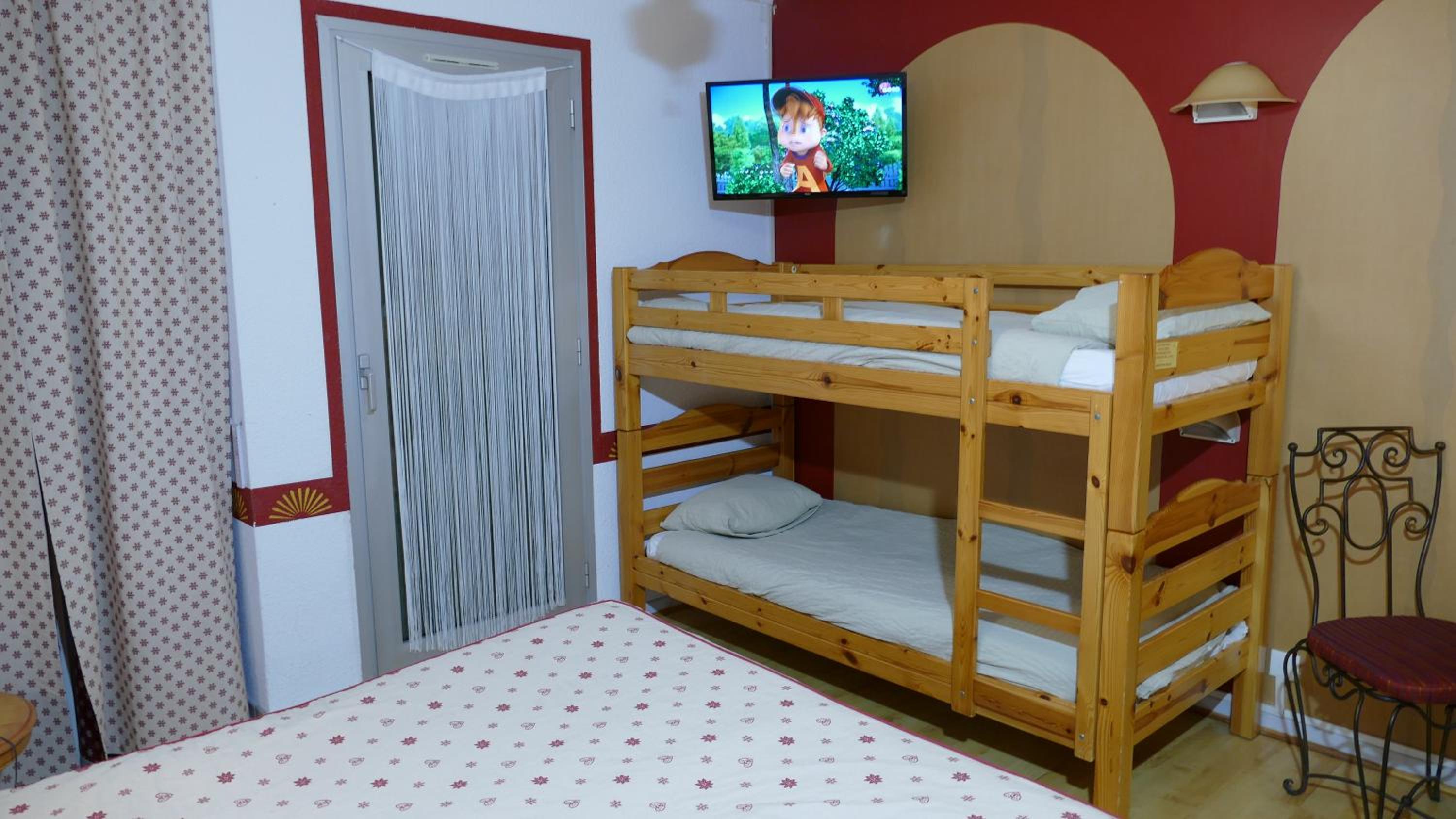  Family Room With Bunk Bed - Street Side photo 3