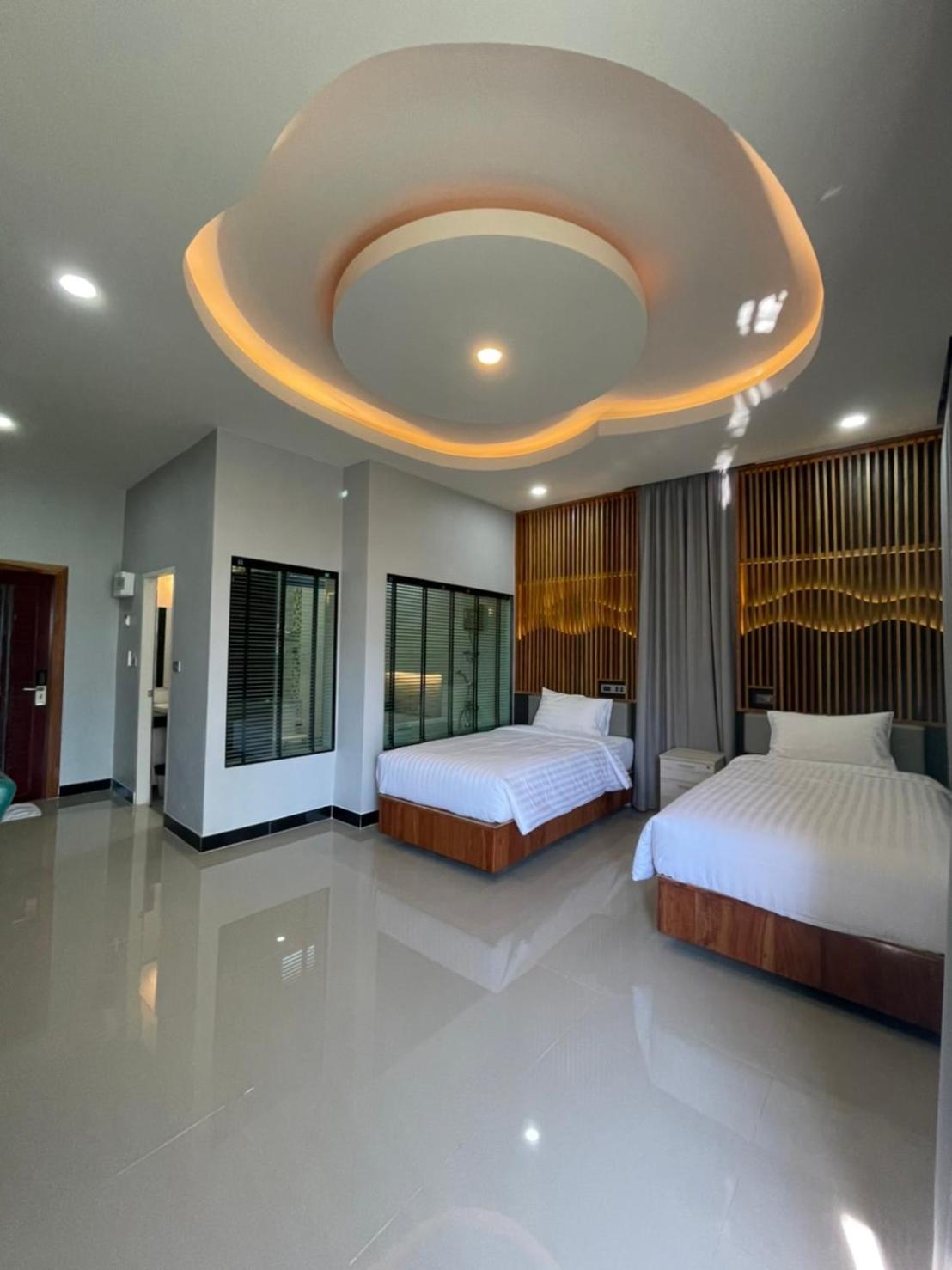 Deluxe Twin Room with Bathtub - Photo 10