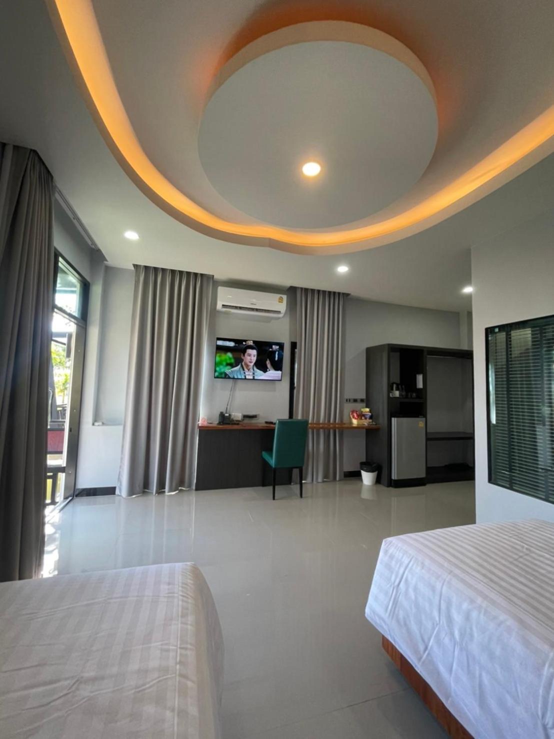 Deluxe Twin Room with Bathtub - Photo 14