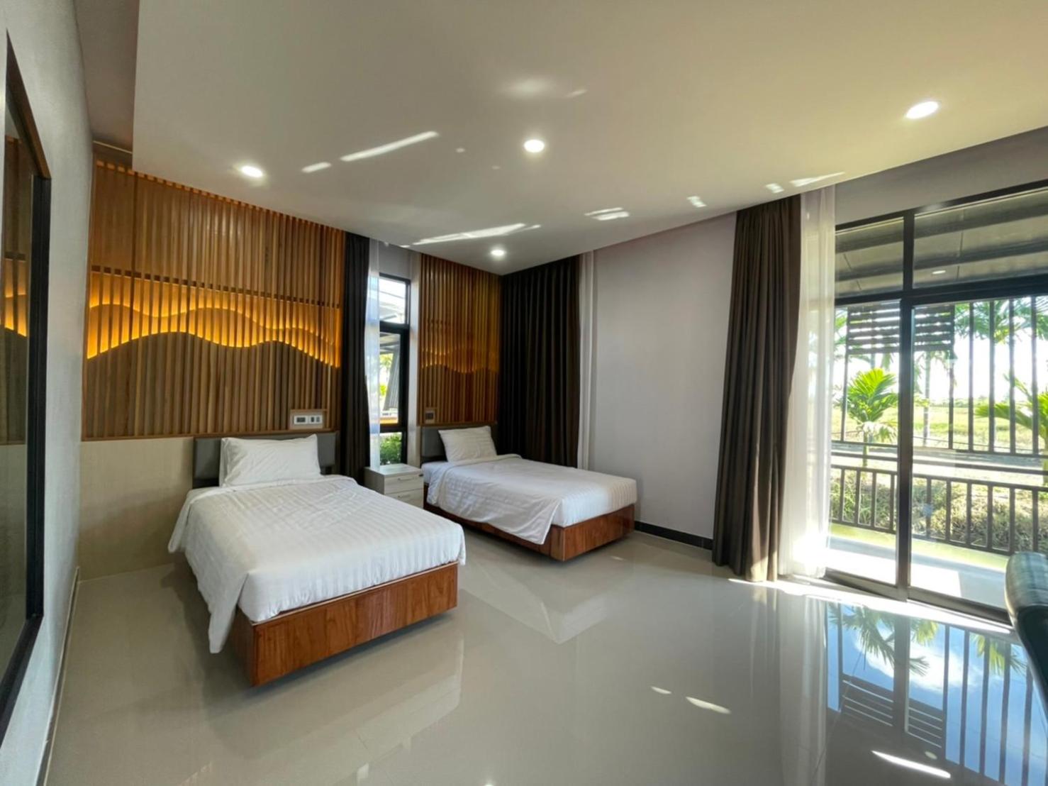 Deluxe Twin Room with Bathtub - Photo 16