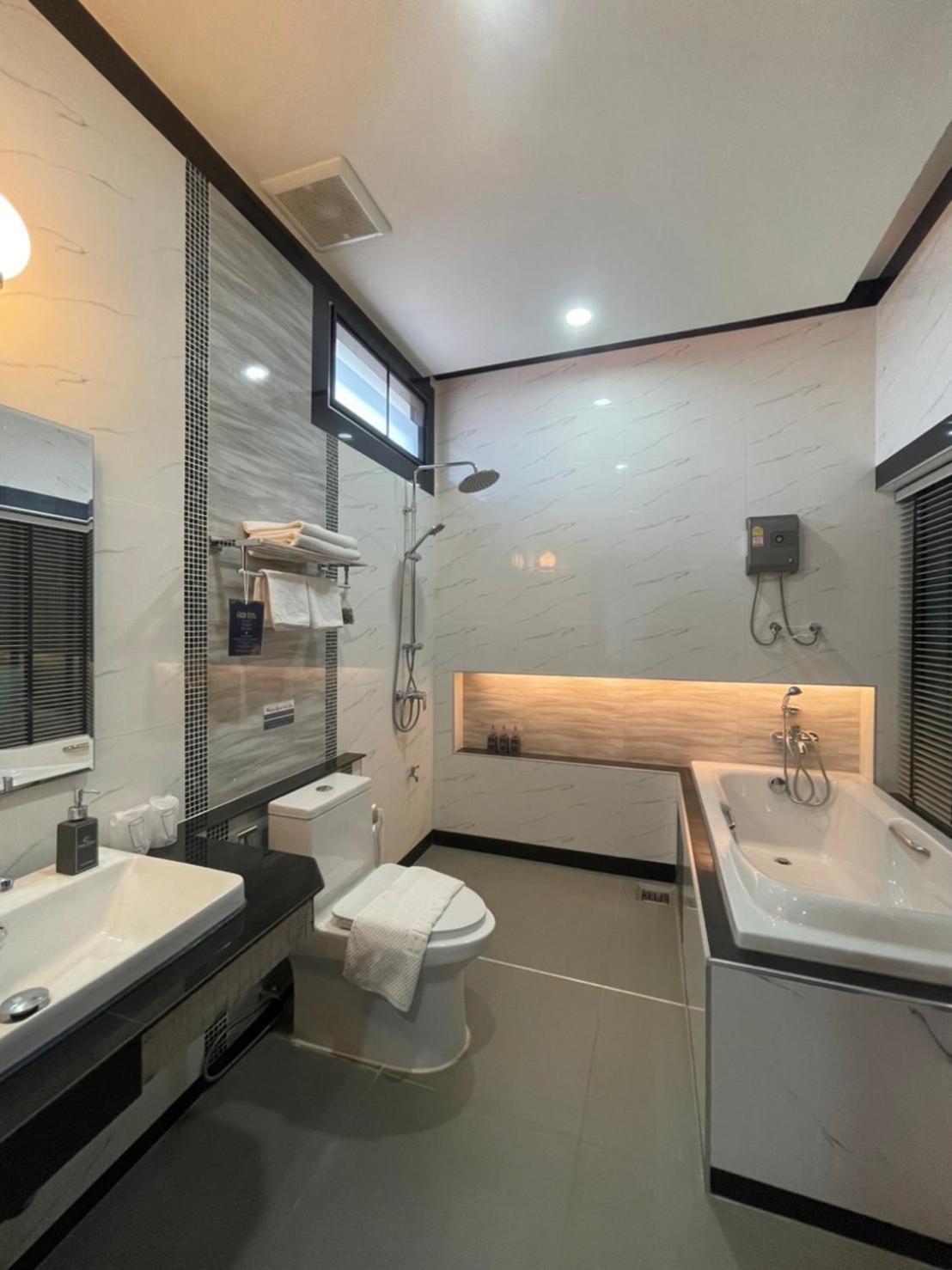 Deluxe Twin Room with Bathtub - Photo 17