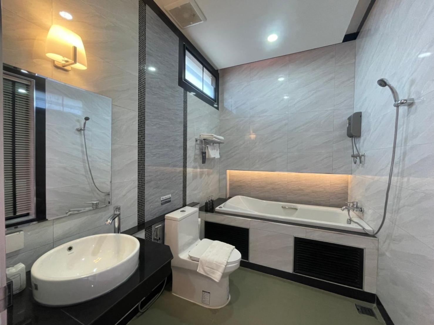 Deluxe Double Room with Jacuzzi - Photo 5