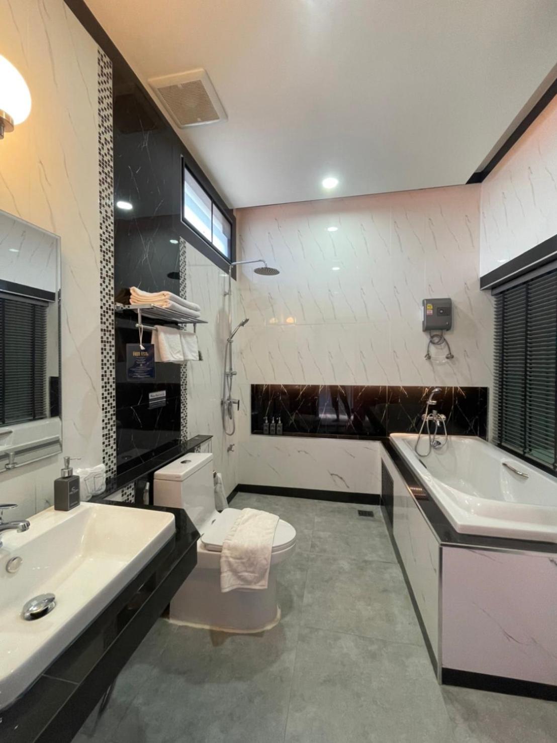 Deluxe Twin Room with Bathtub - Photo 11