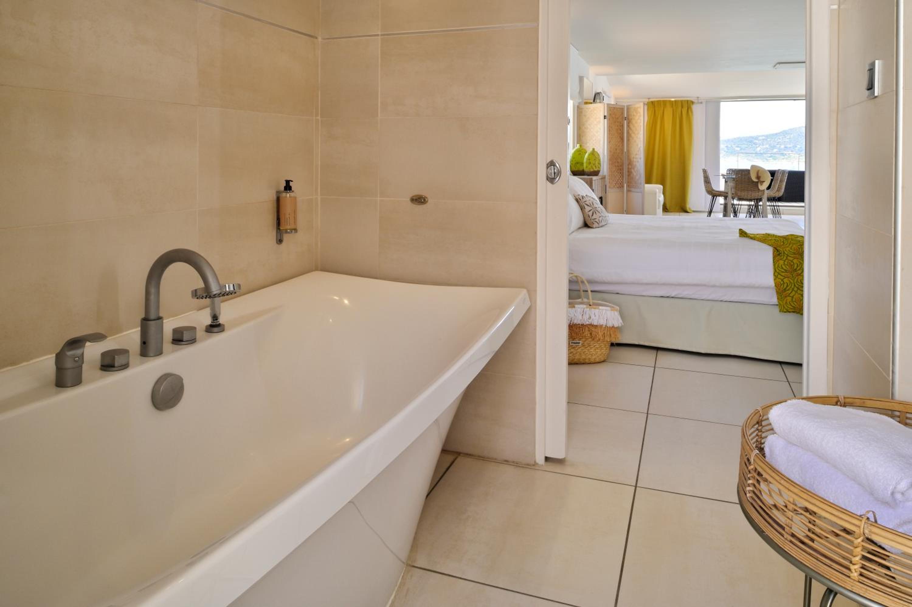 Panoramic sea view suite with jacuzzi - Photo 11