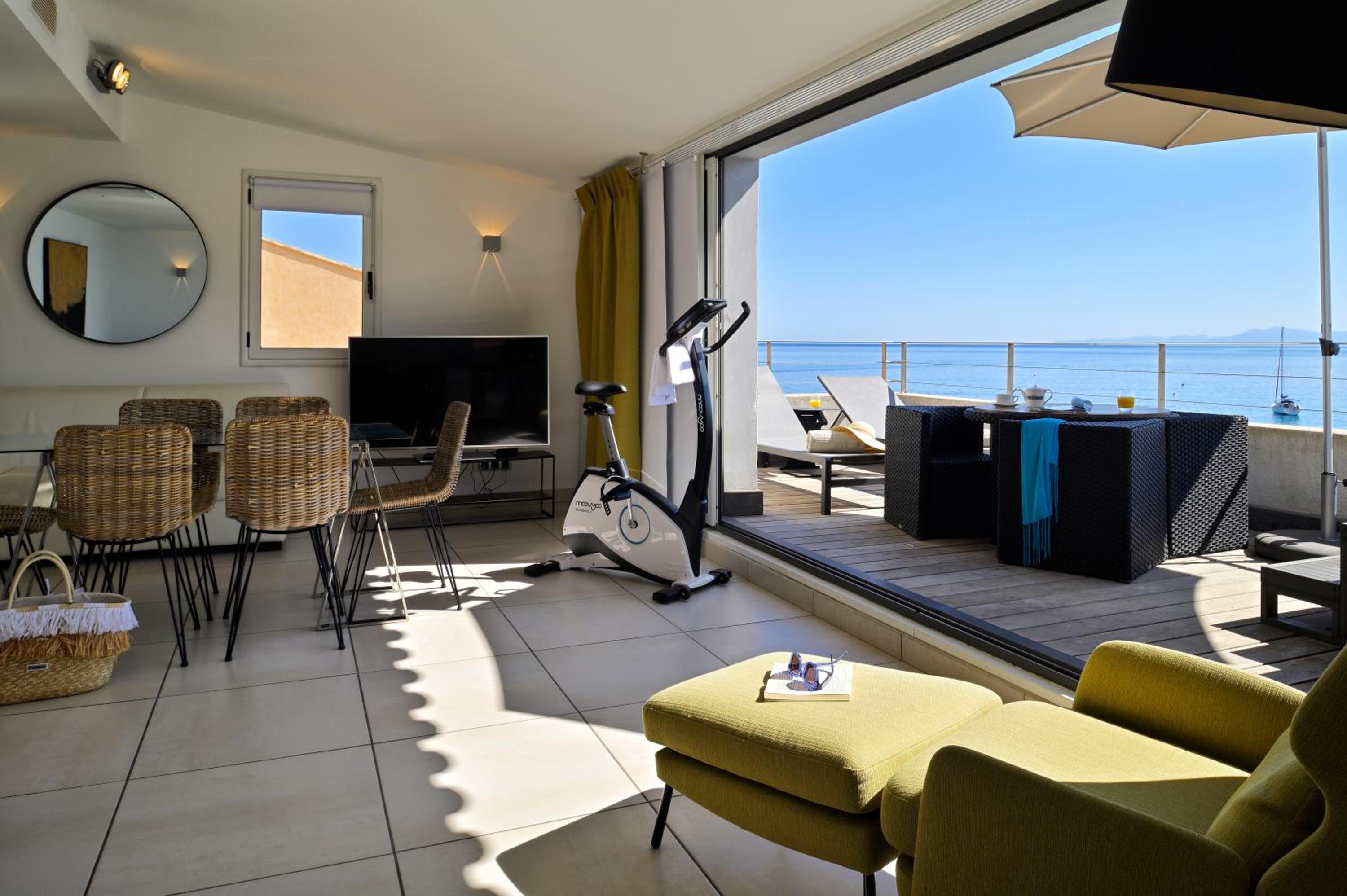 Panoramic sea view suite with jacuzzi - Photo 9