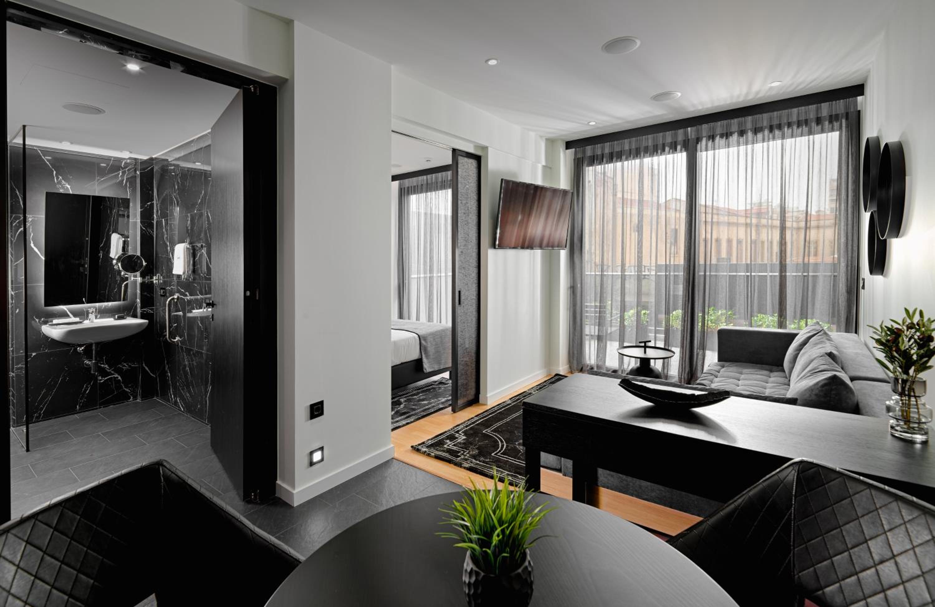 Executive Suite - Photo 8
