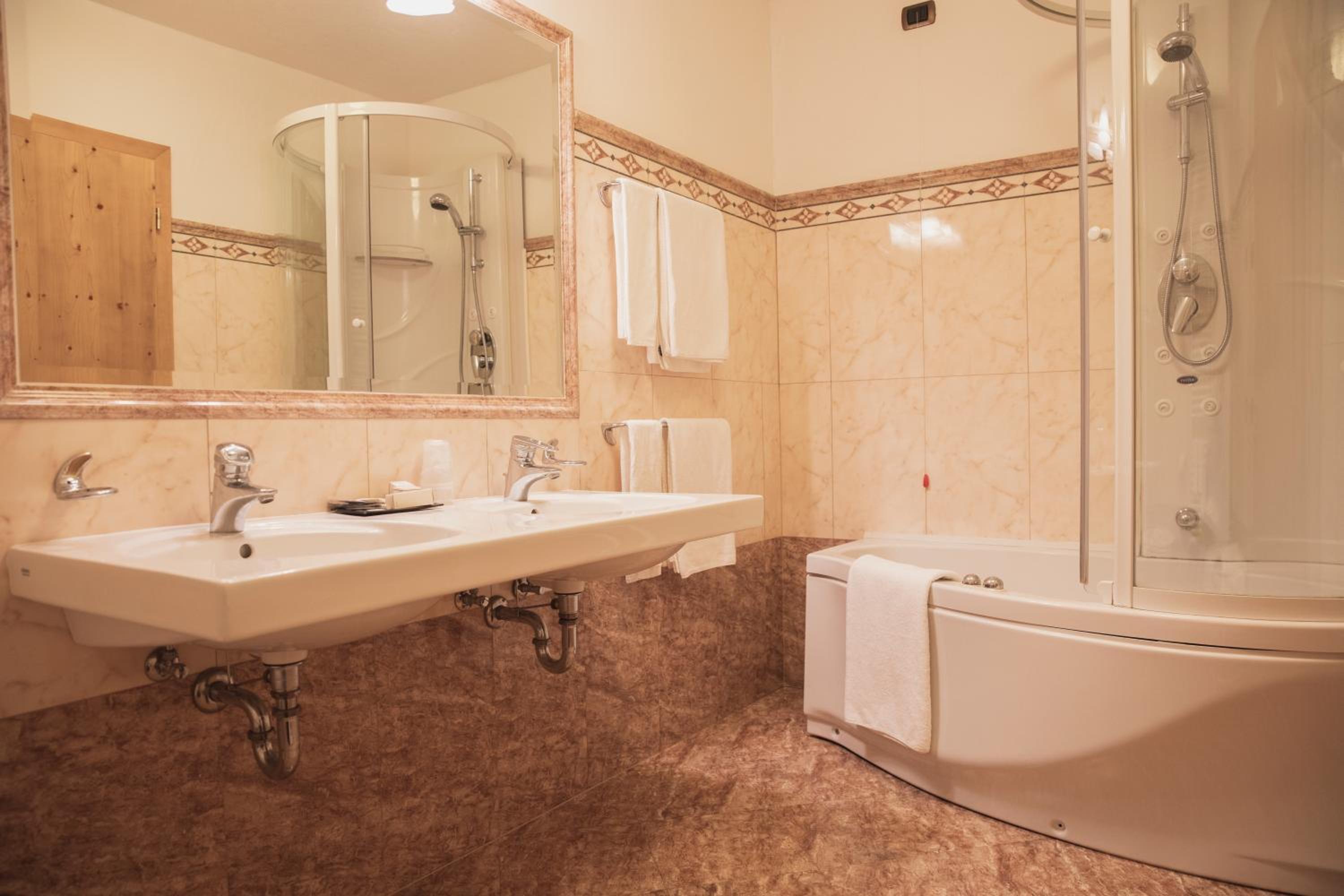 Deluxe Room - Photo 5