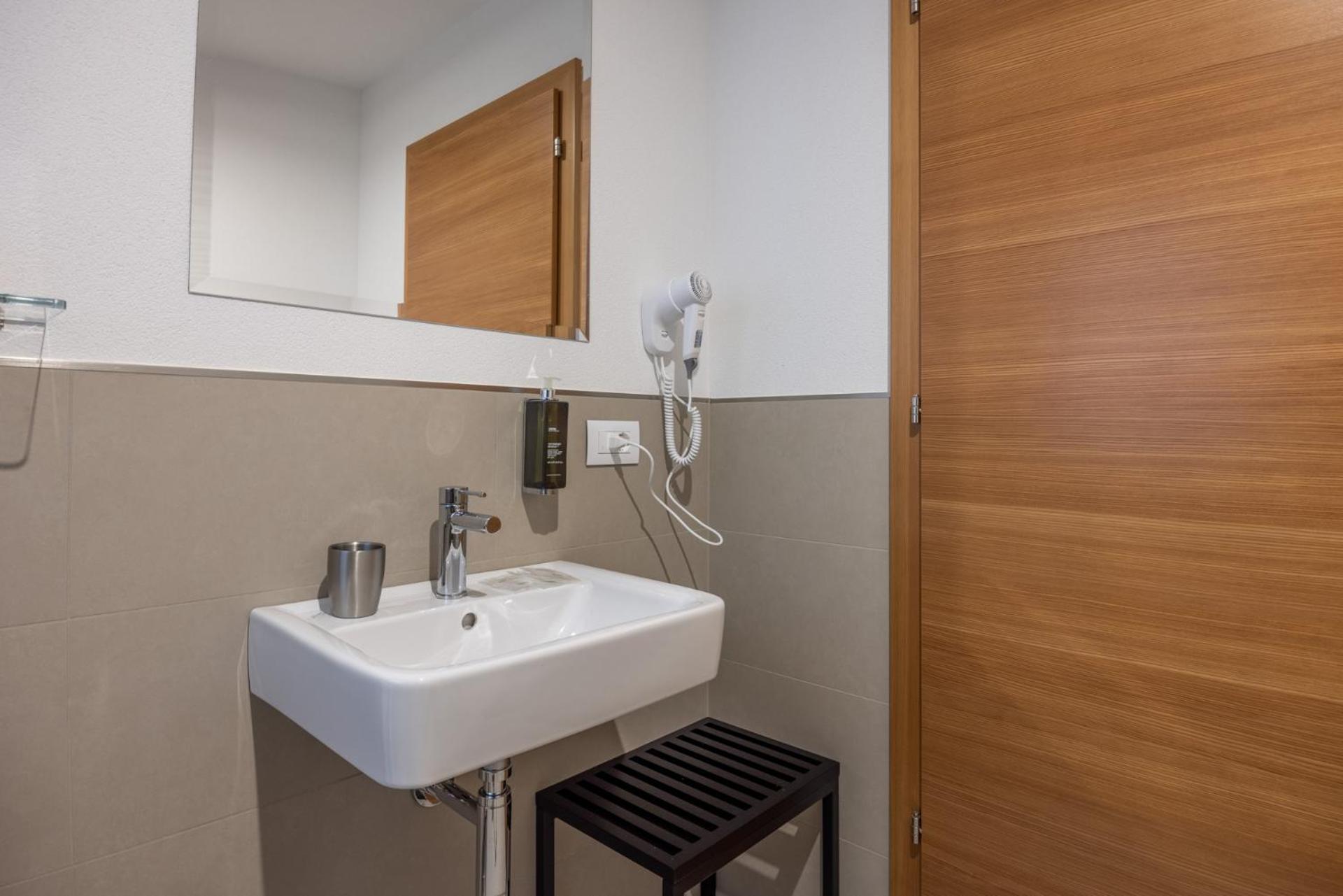 Deluxe Suite with Spa Bath - Photo 2