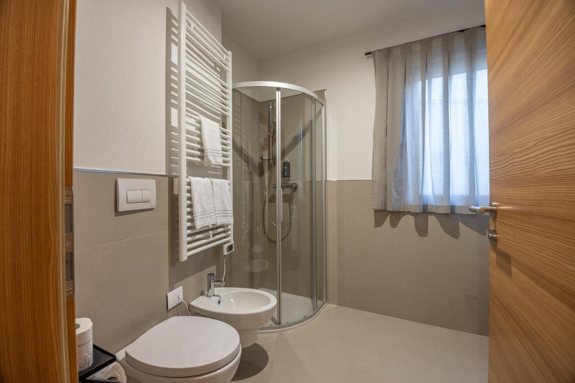 Deluxe Suite with Spa Bath - Photo 11