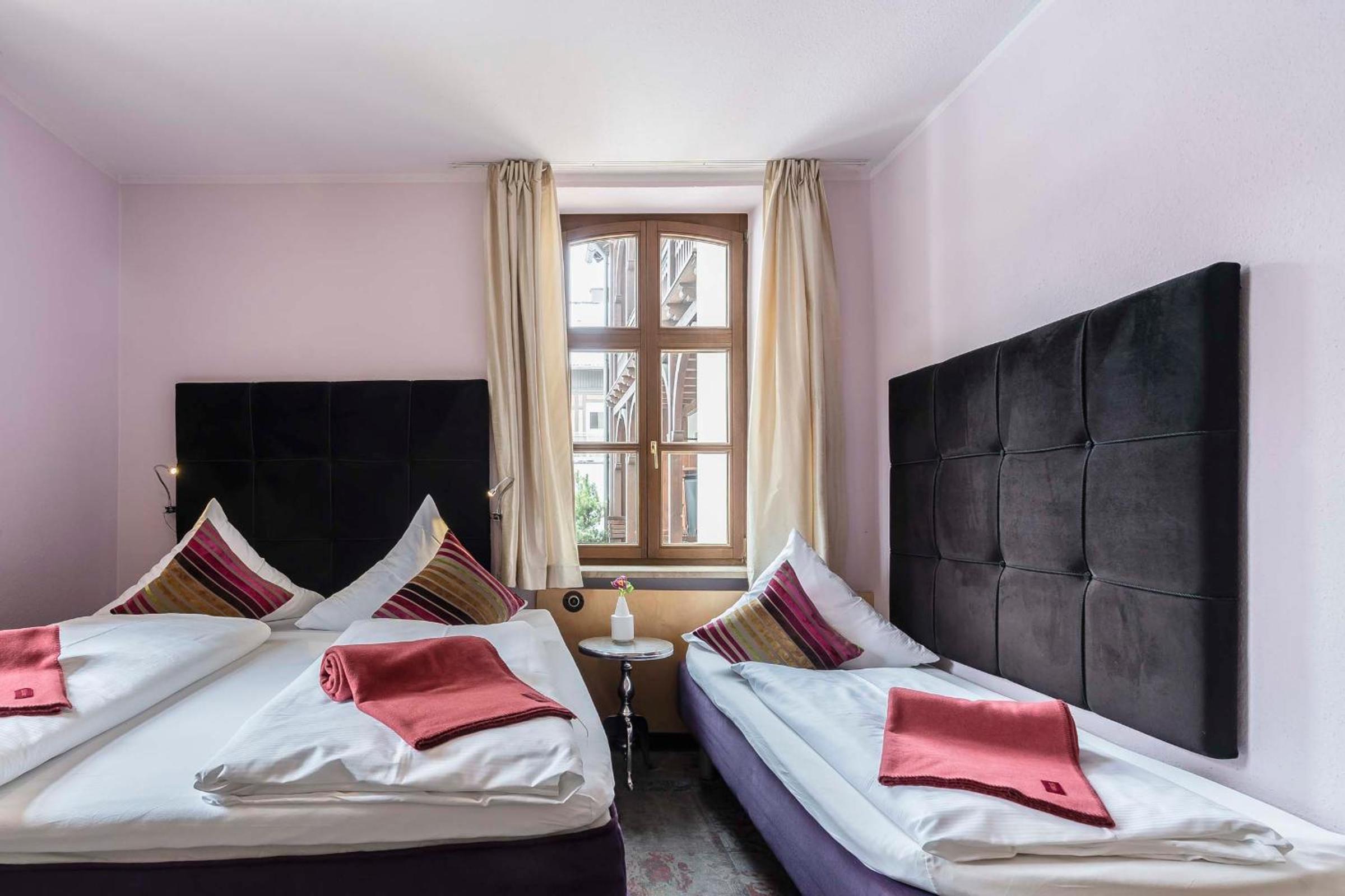 Five bed Room with two Bedrooms - Photo 14