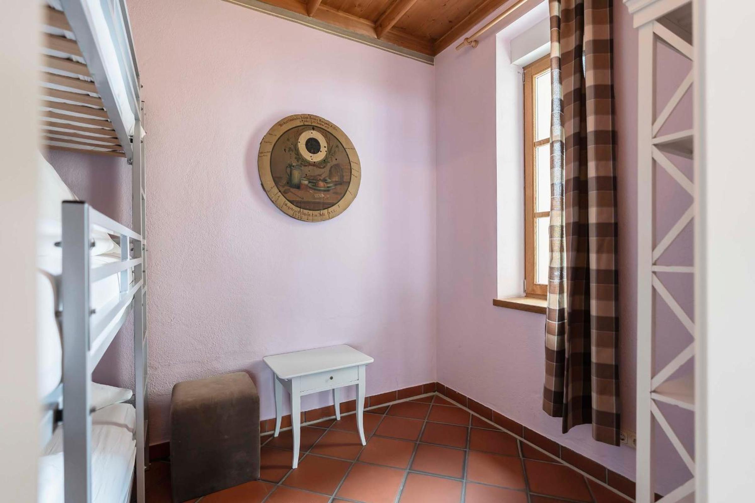 Five bed Room with two Bedrooms - Photo 2