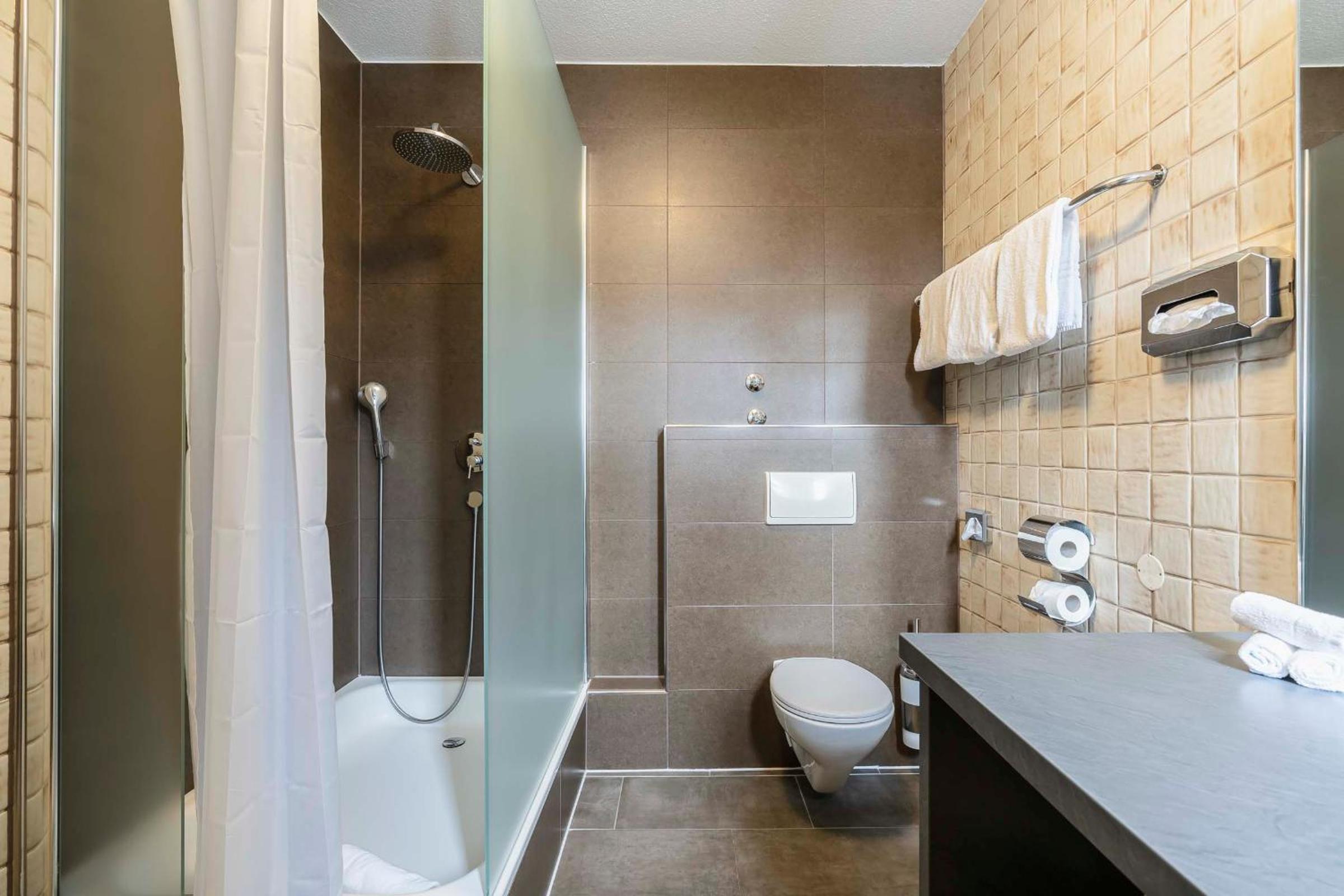 Four-bed Room - Photo 8