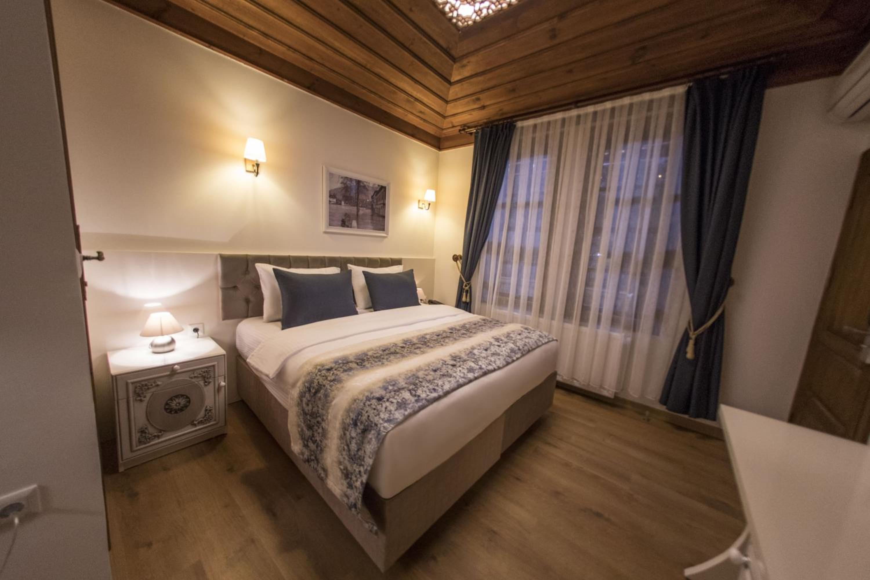 Deluxe Room - Photo 5