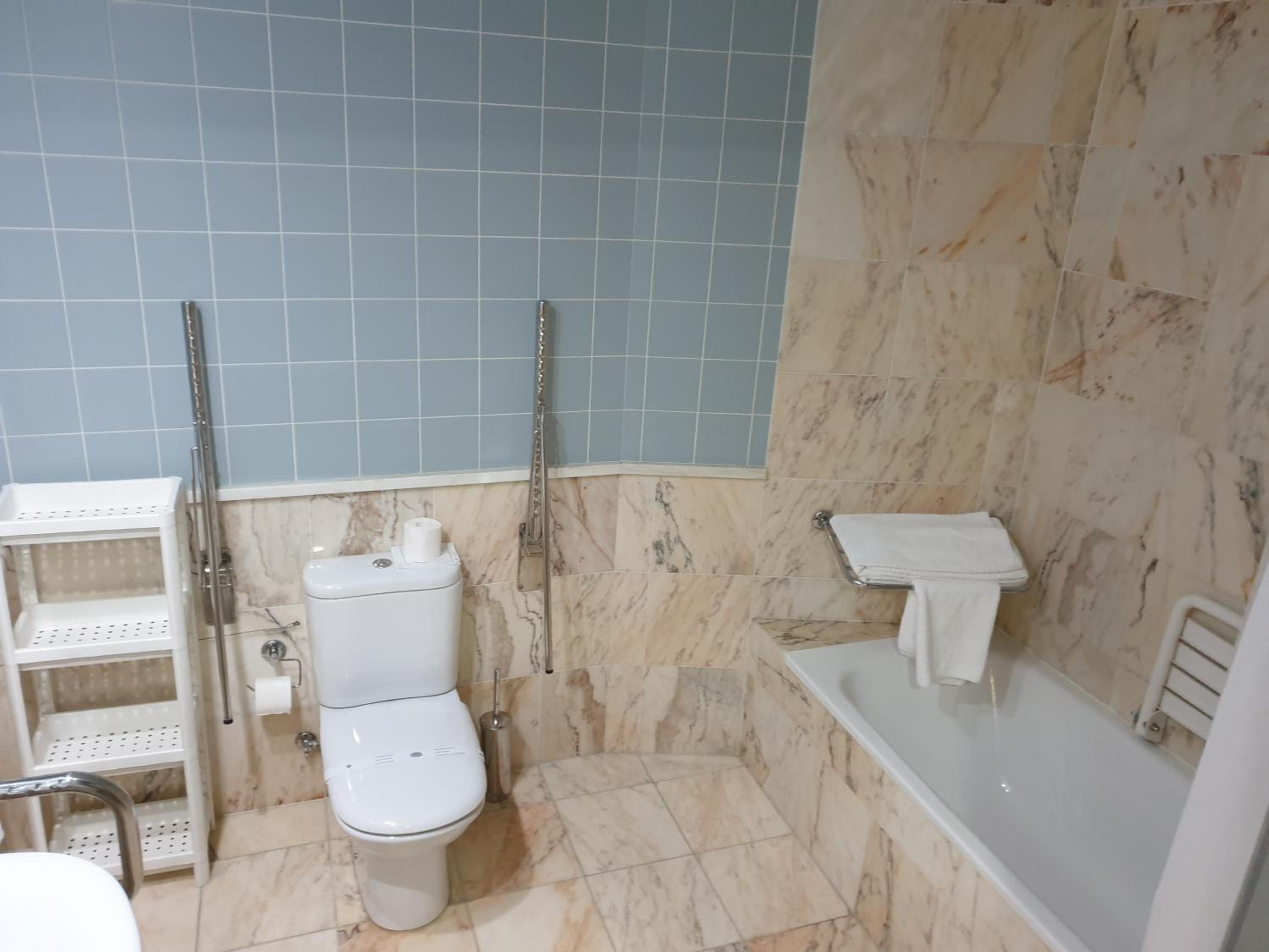 Double or Twin Room - Disability Access - Photo 5
