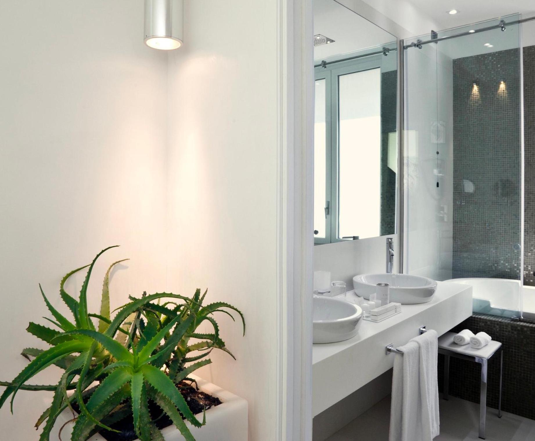 King Suite with Spa Access  - Photo 4