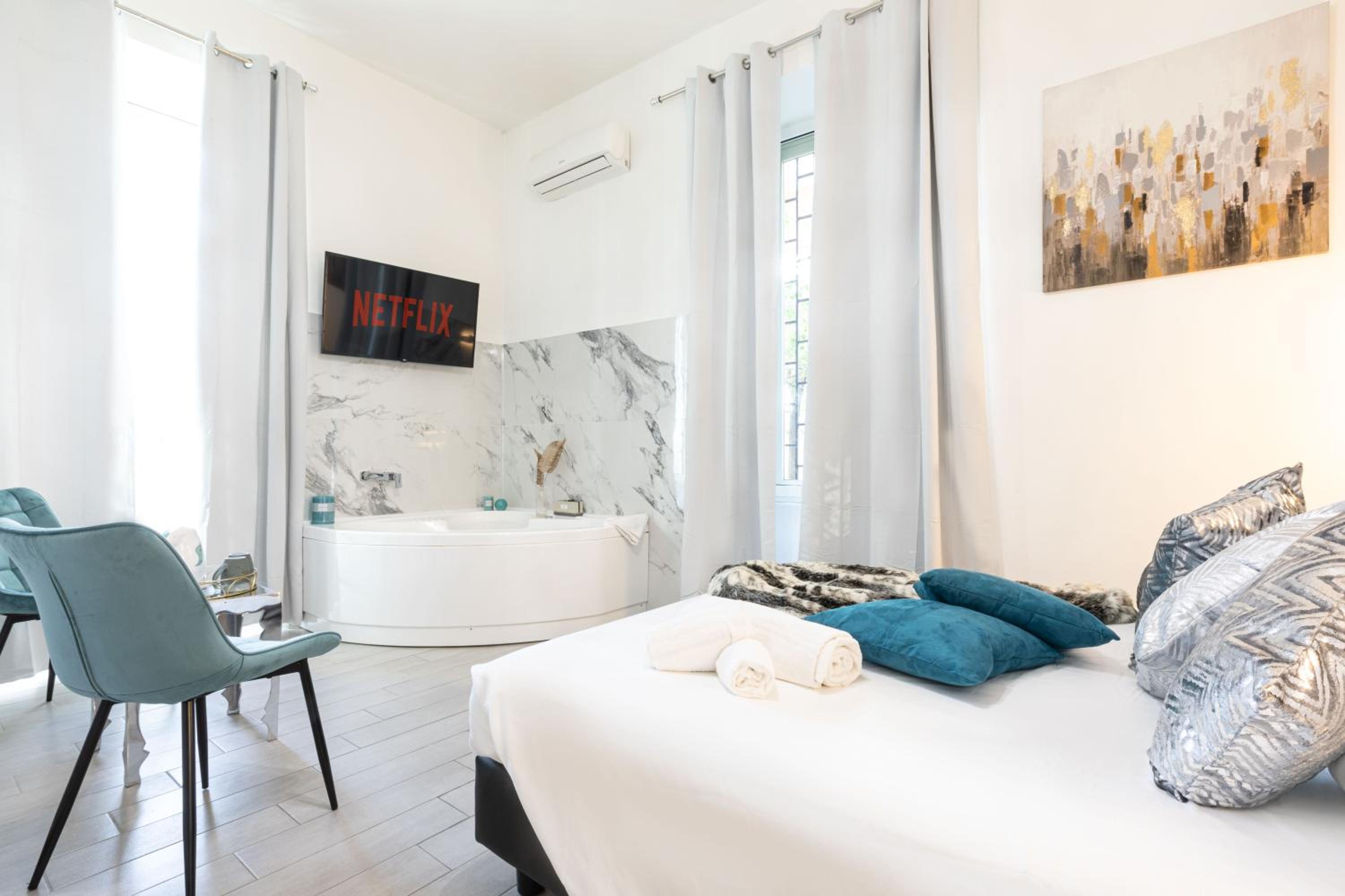 Double Room with Spa Bath photo 3