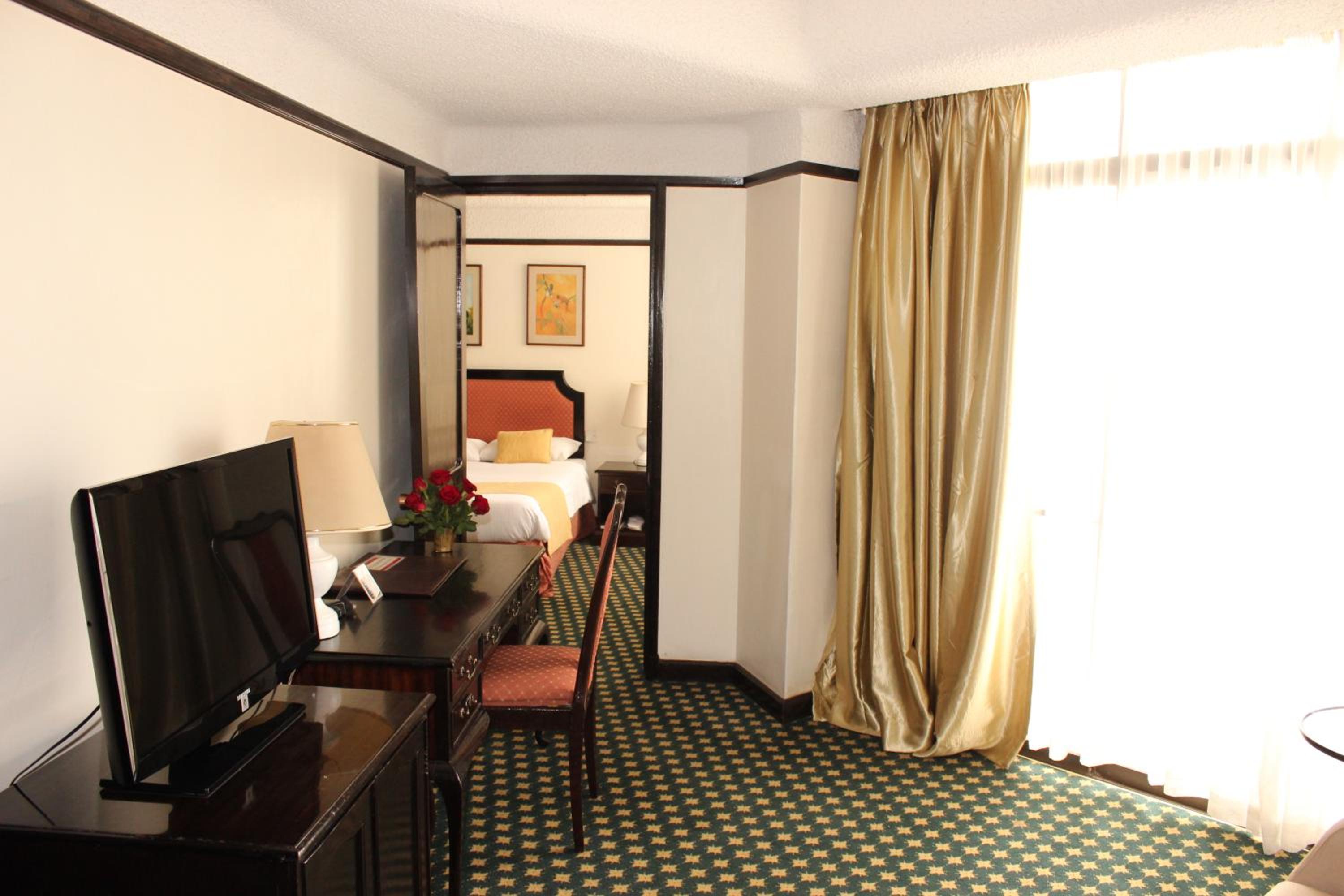Suite with Balcony - Photo 17