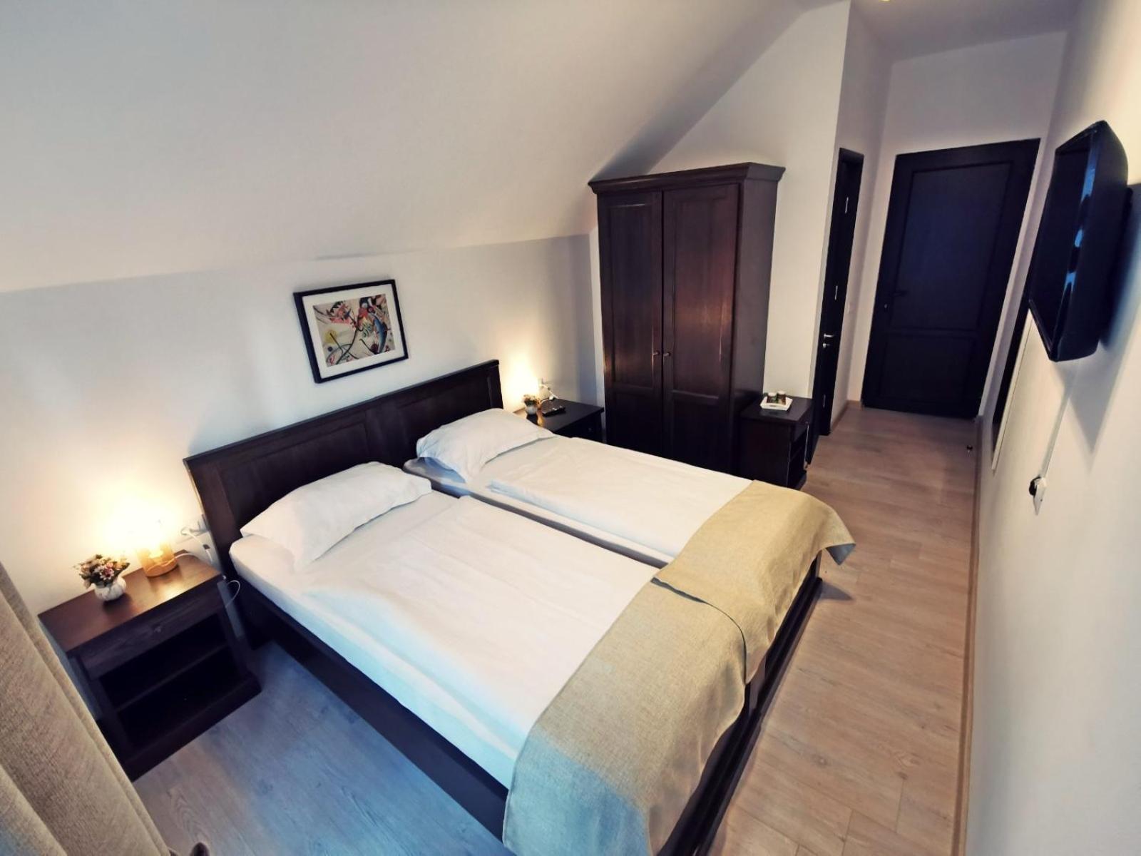 Deluxe Double Room with Balcony - Photo 5