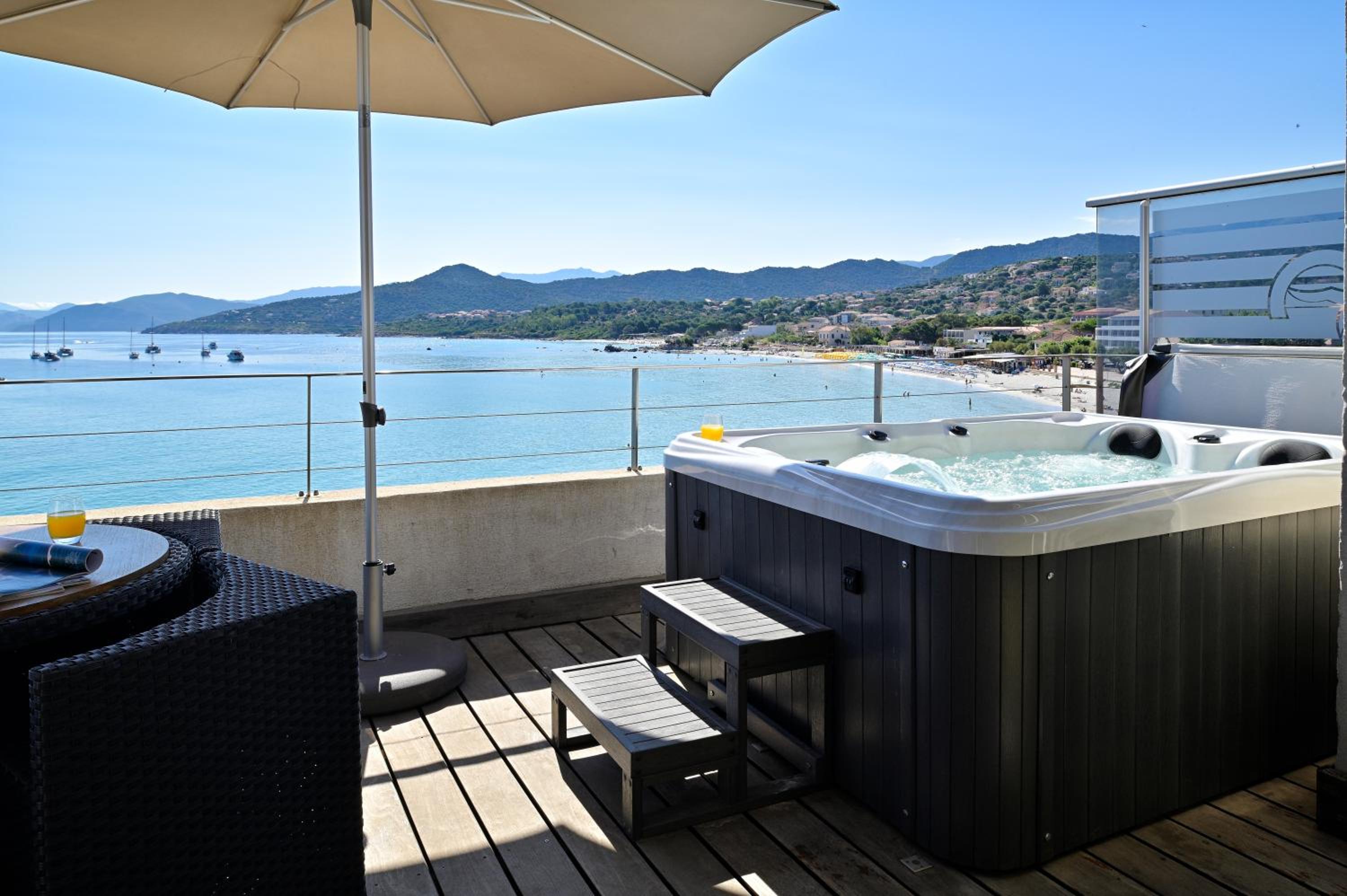 Panoramic sea view suite with jacuzzi - Photo 6