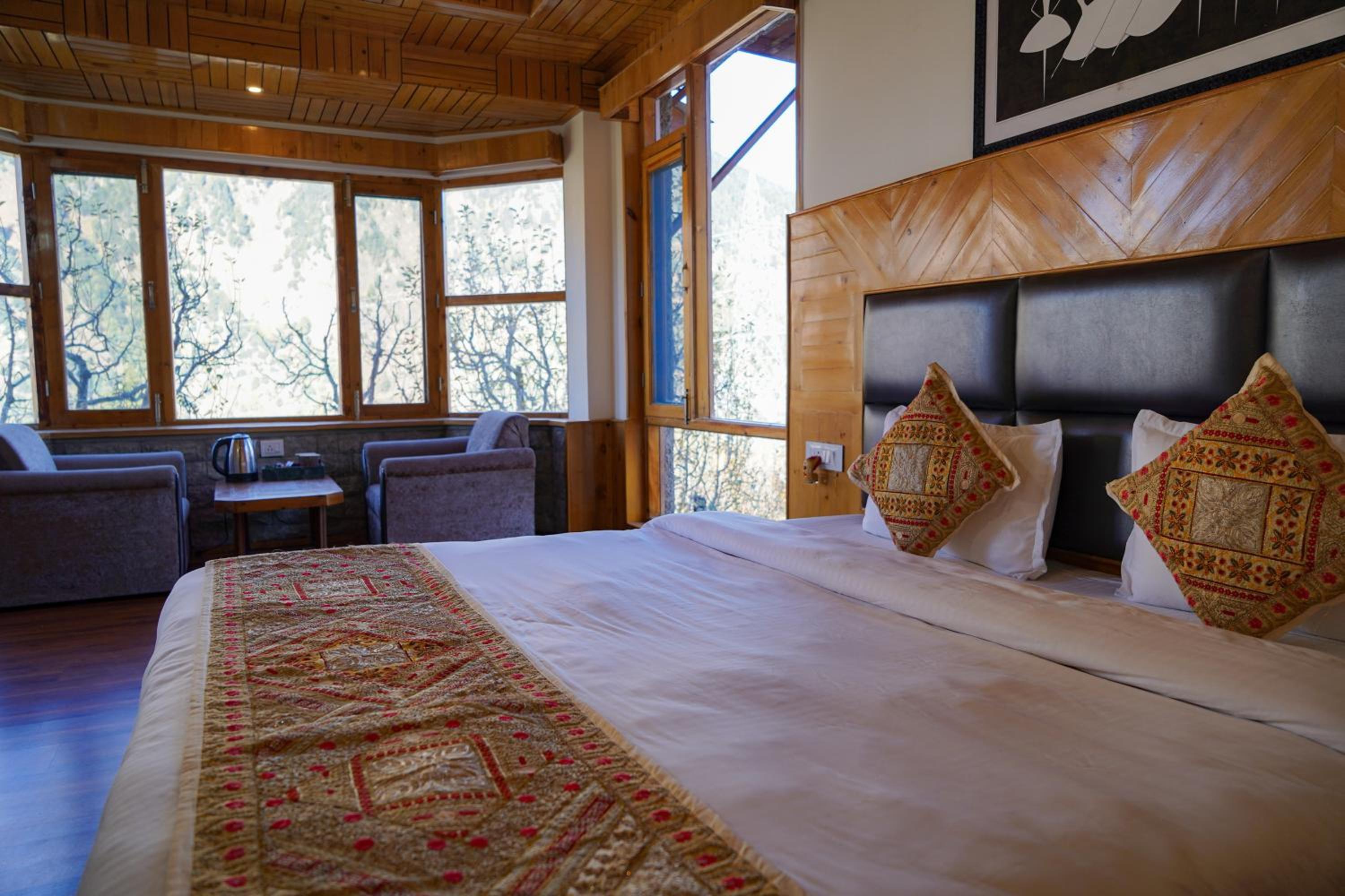 Double Room with Mountain View - Welcome Drink, Complimentary 2pcs Laundry, Late Check out upto 2hrs - Photo 17