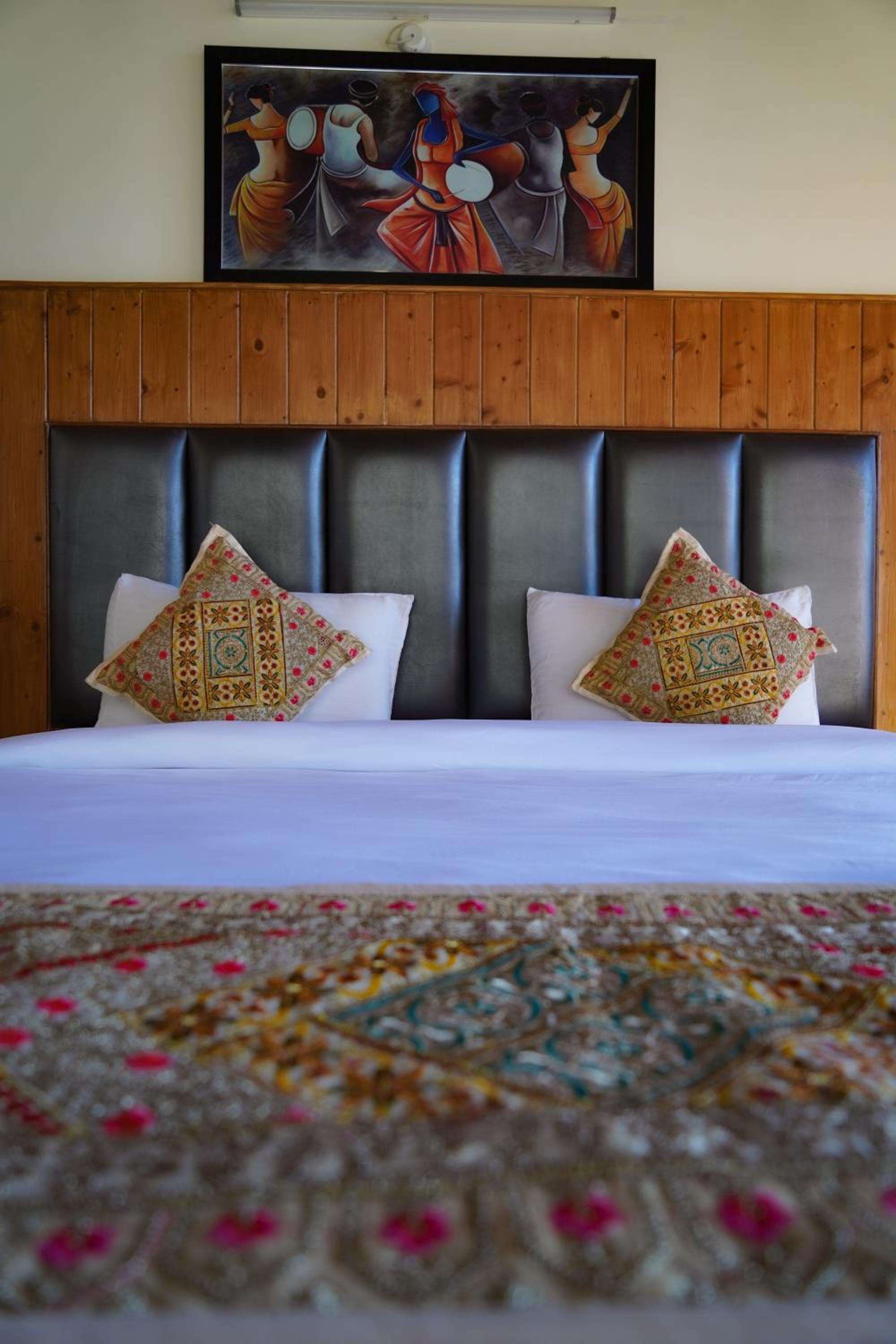 Double Room with Mountain View - Welcome Drink, Complimentary 2pcs Laundry, Late Check out upto 2hrs - Photo 11