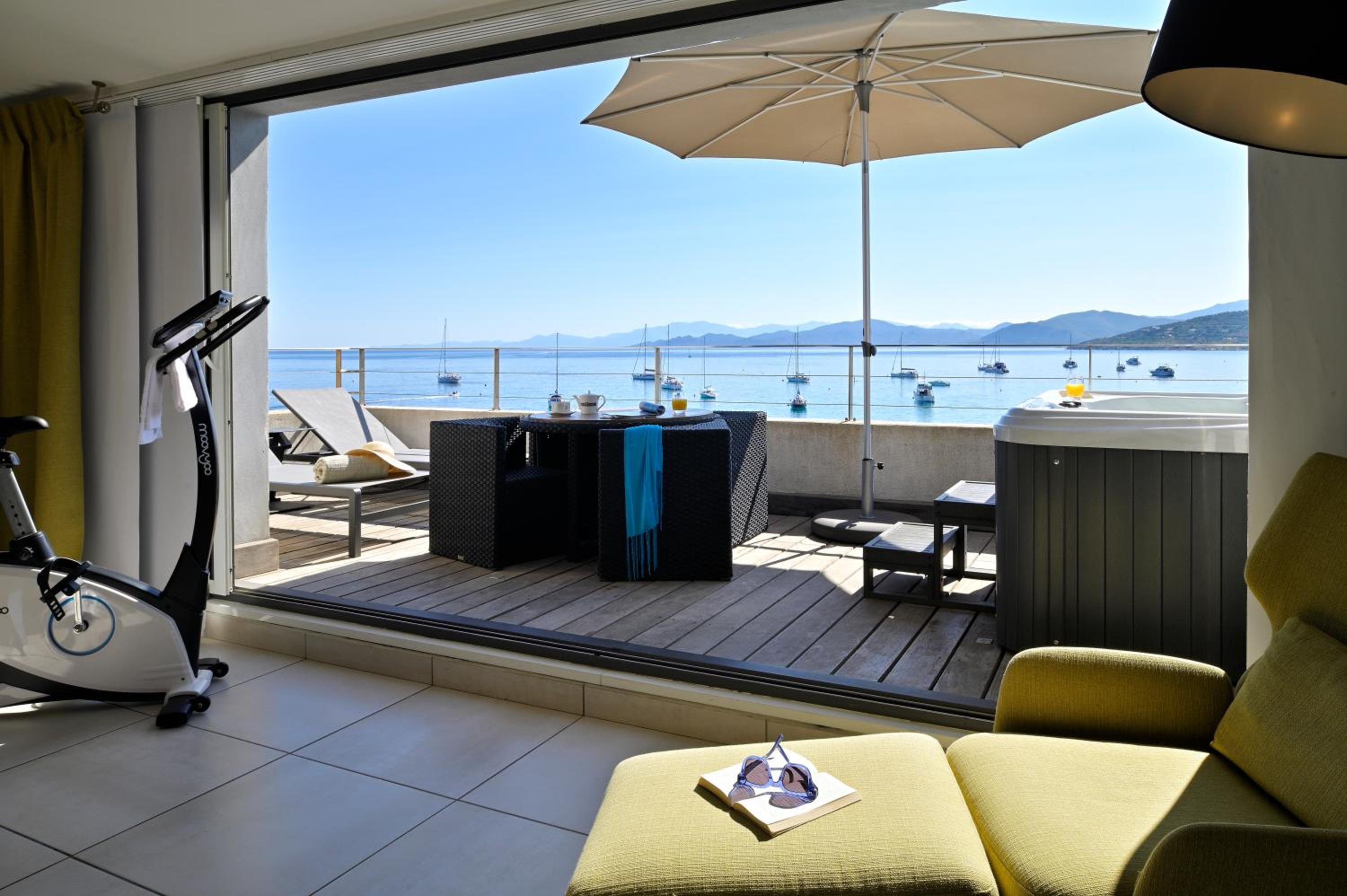 Panoramic sea view suite with jacuzzi - Photo 3