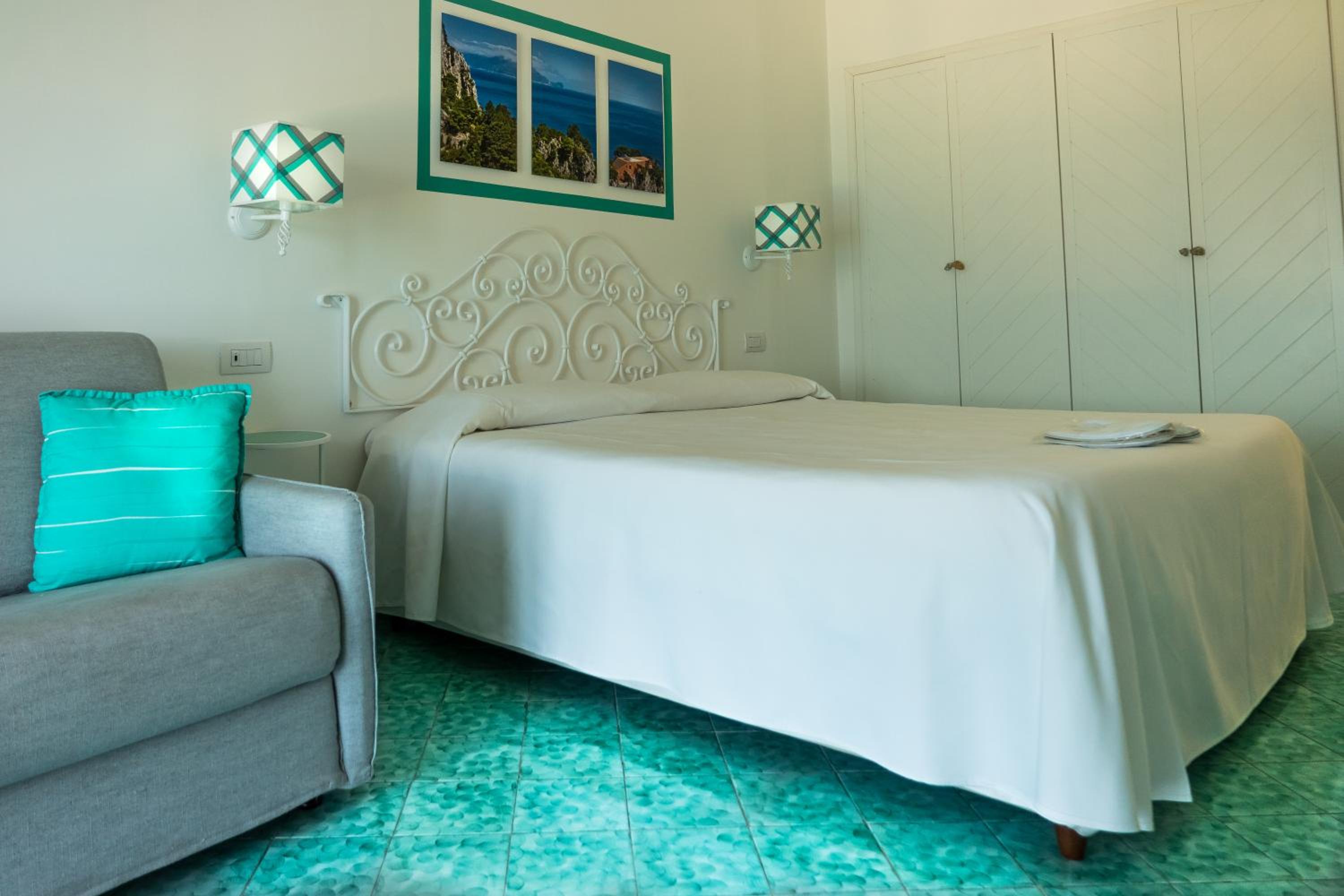 Superior Double Room with Sea View - Photo 3