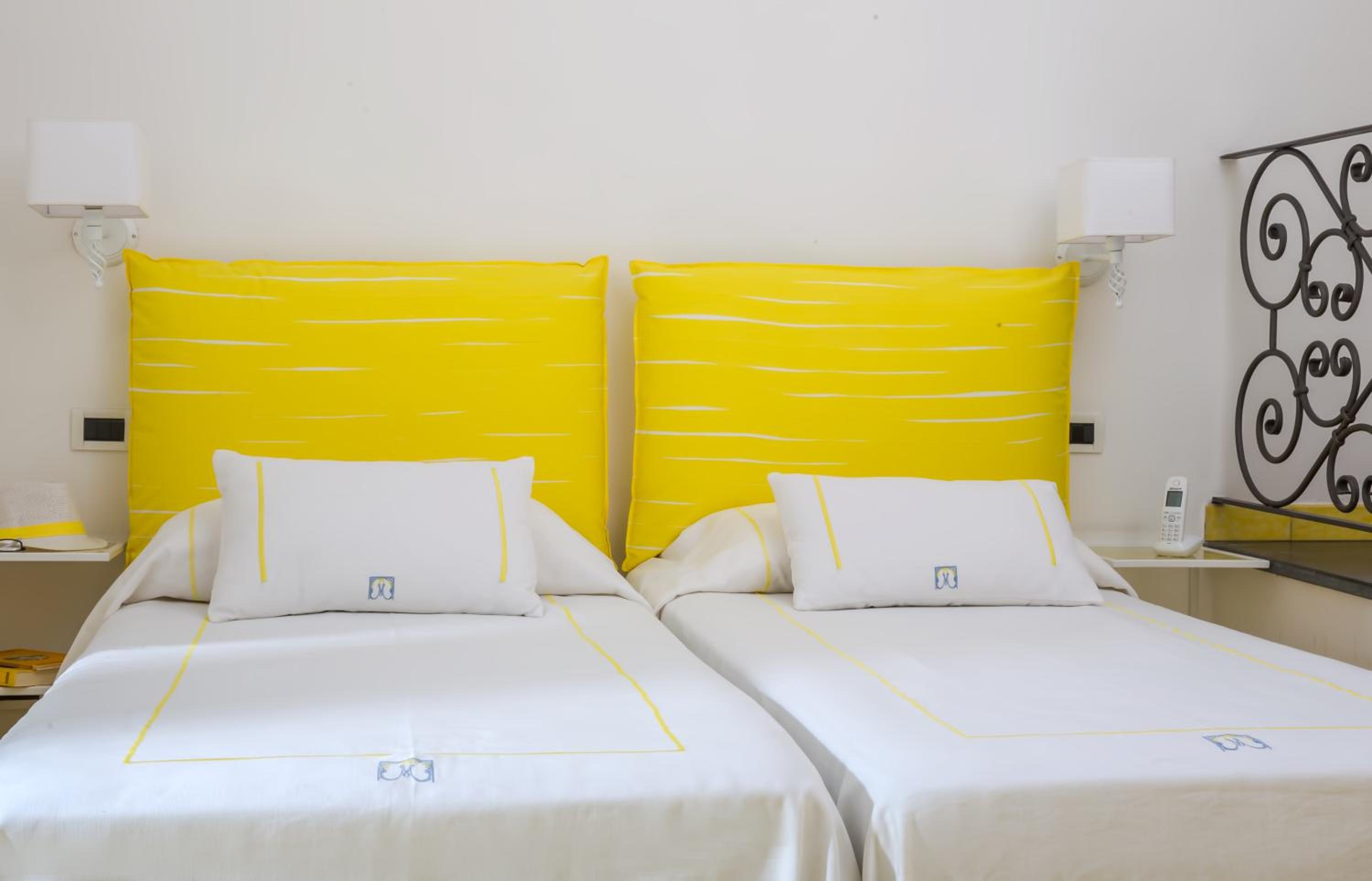 Standard double room with internal view - Photo 4