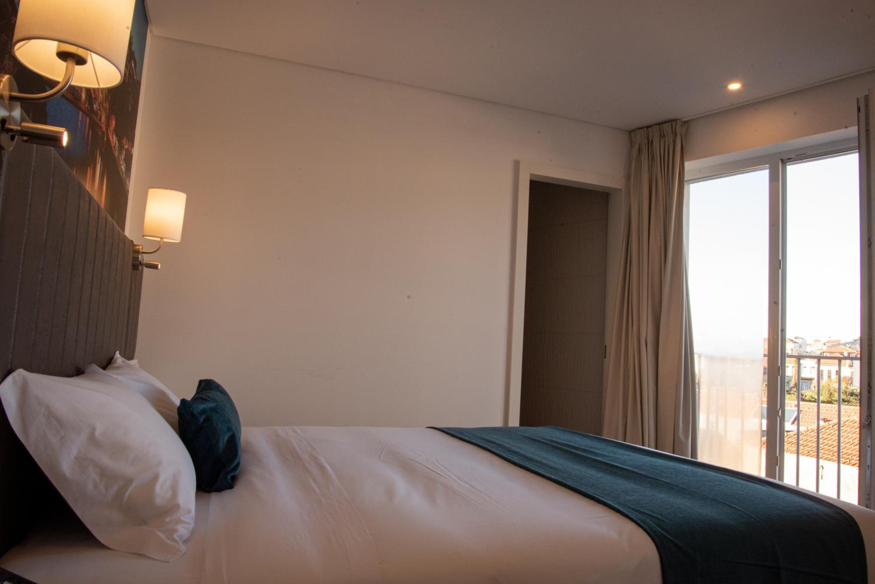 Double Room with Balcony - Photo 3