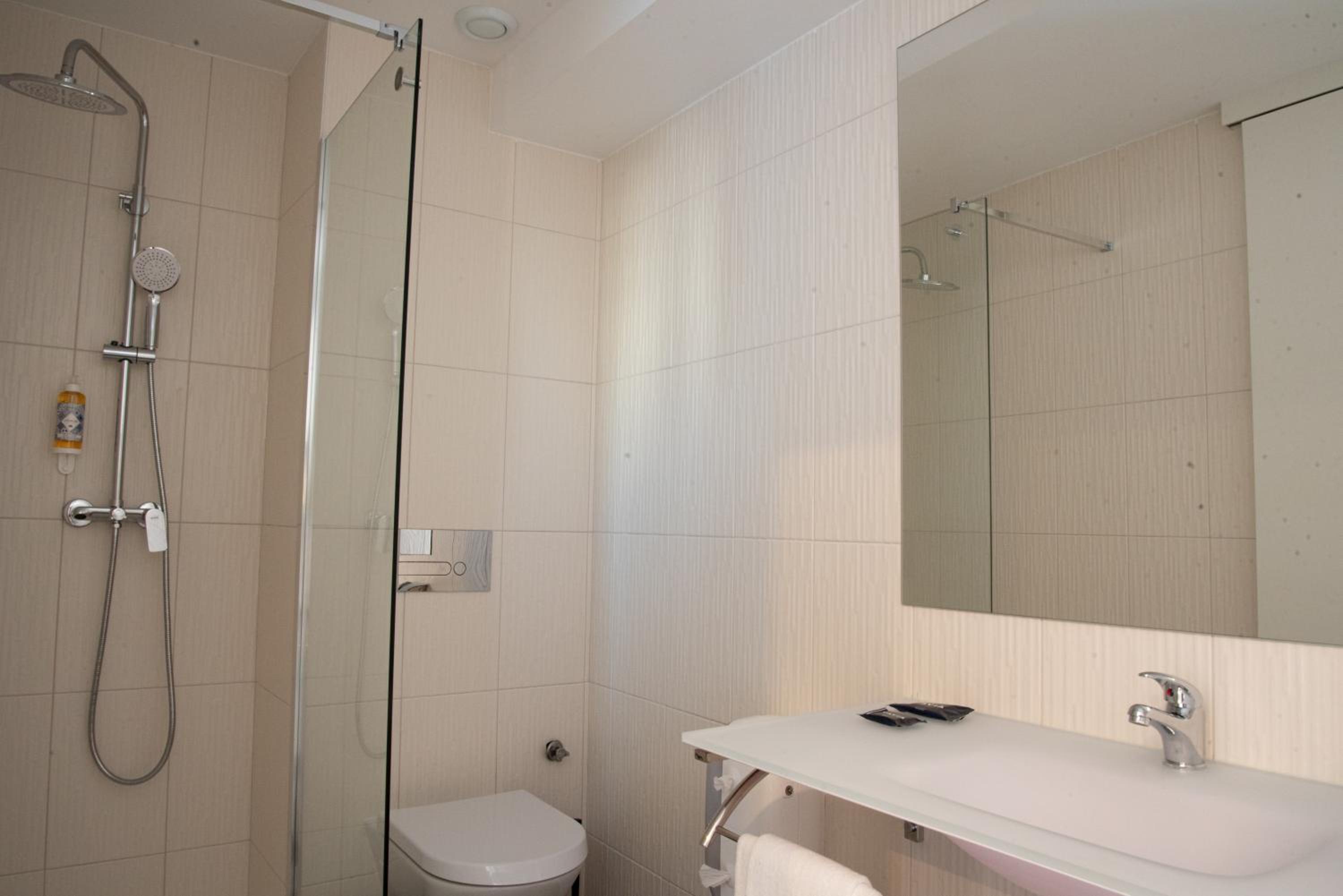 Double Room with Balcony - Photo 4