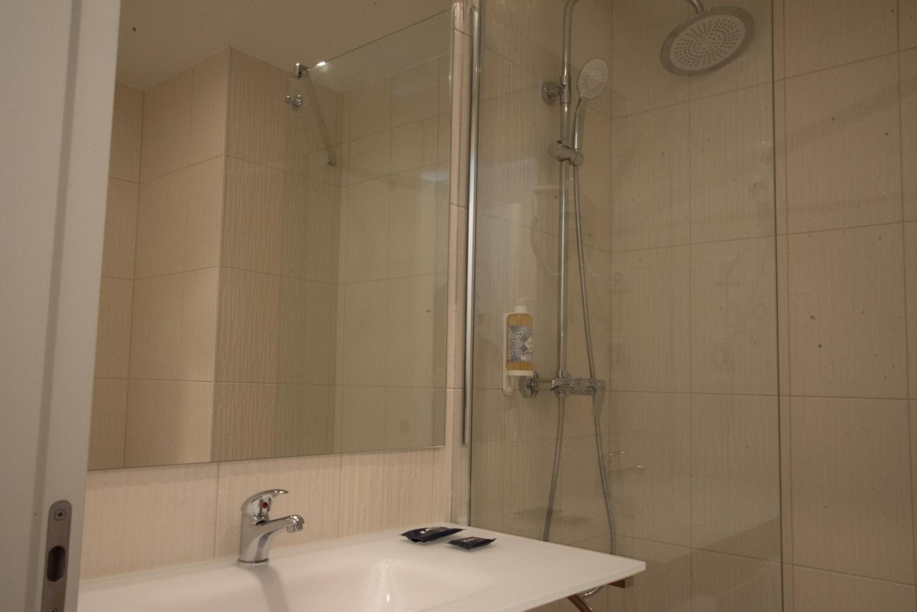 Twin Room with Balcony - Photo 4