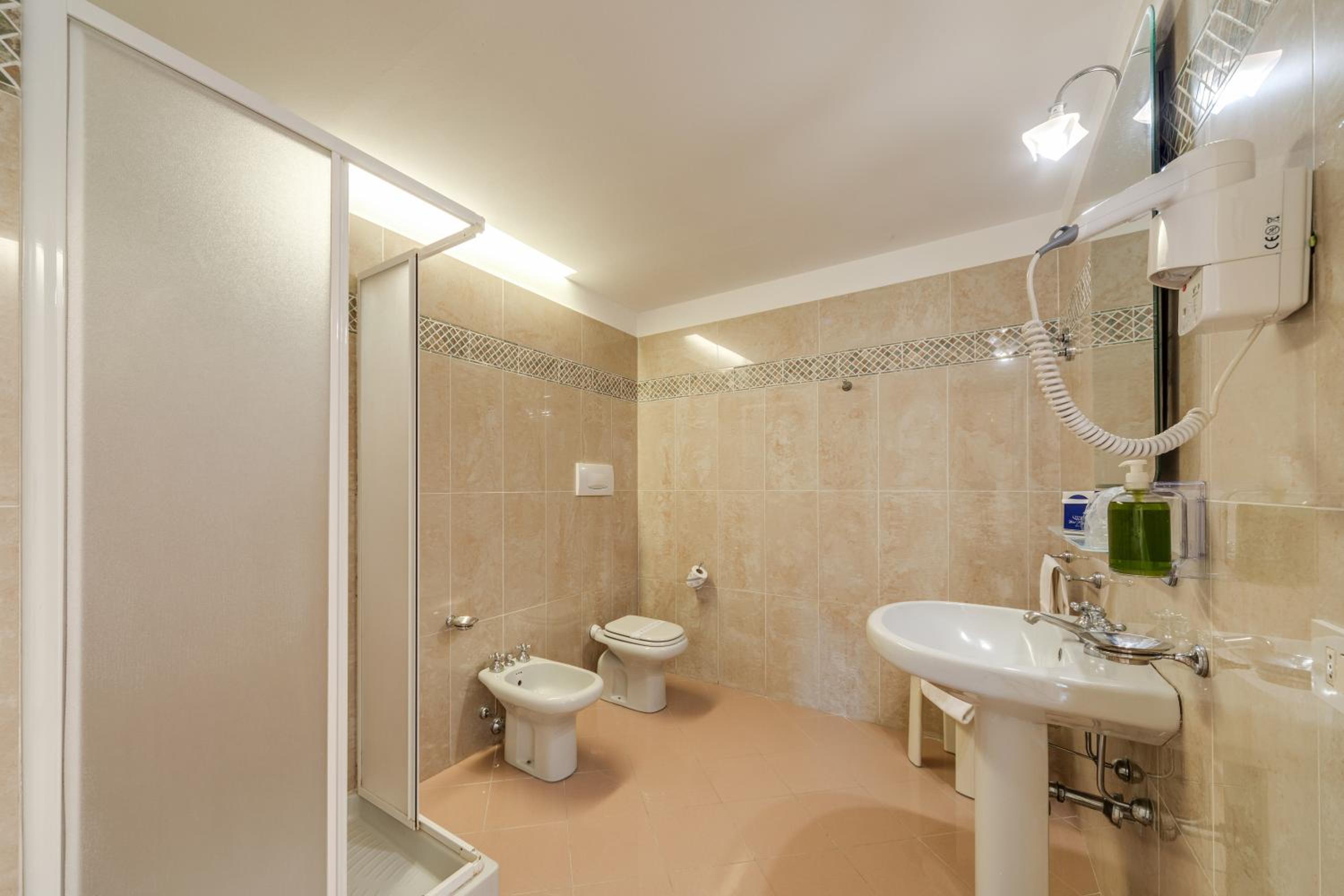 Superior Quadruple Room with City View - Photo 5